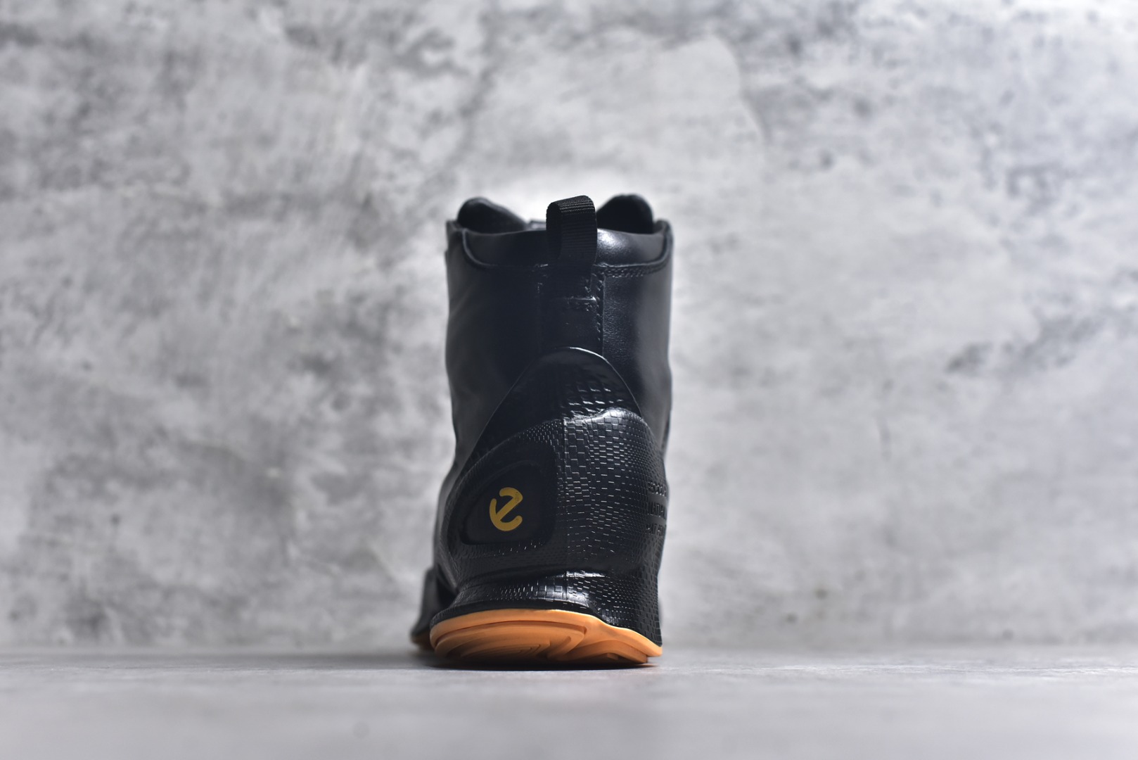 图片[5]-#2025Ss秋冬新款天猫同款Ecco/爱步 15周年高帮经典BIOM 广东大厂出品 经典和现代工艺品质融合 精选进口意大利小牛皮面料 百搭休闲老爹鞋 舒适性相当不错 版型楦型非常到位上脚 专柜热销款 独有鞋型设计 特有LOGO车边 特别有型 北欧风格 舒适 休闲保暖 超弹性 耐磨 减震 按摩大底(PU+TPU 组合） 经典潮流 随意搭配 货号： 8004741216 尺码： 39 40 41 42 43 44 45(标准码)-选品中心