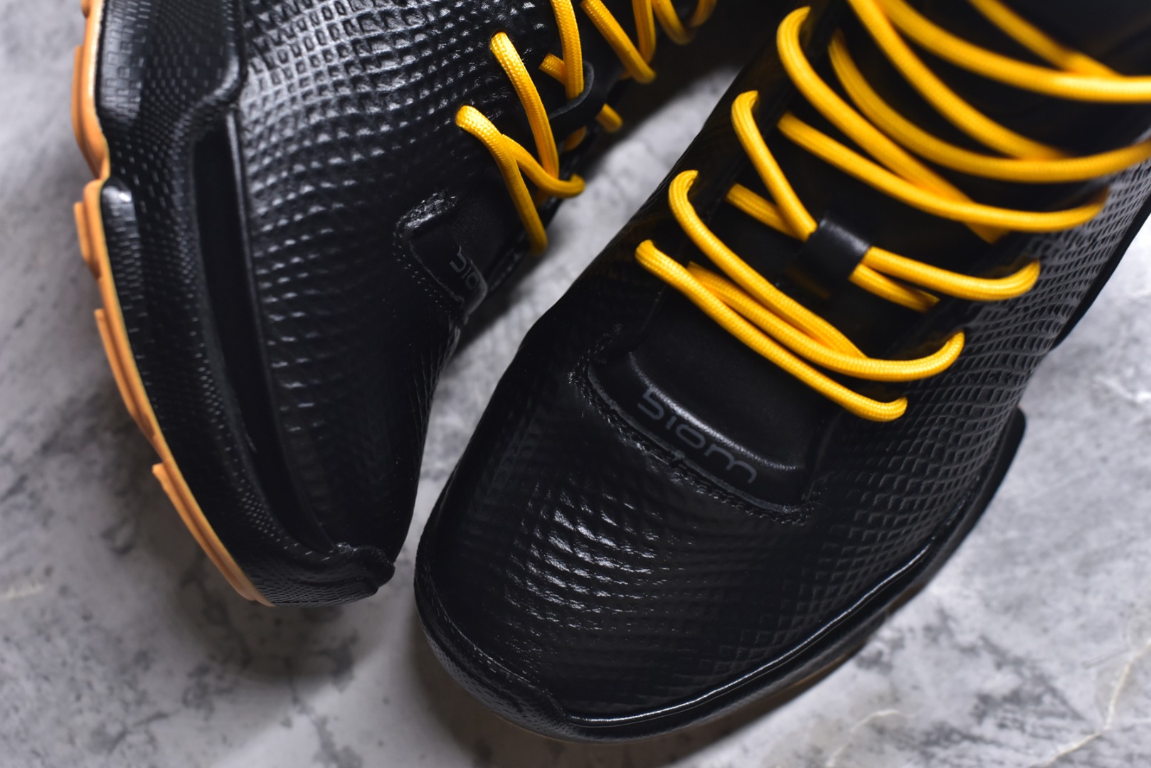 图片[8]-#2025Ss秋冬新款天猫同款Ecco/爱步 15周年高帮经典BIOM 广东大厂出品 经典和现代工艺品质融合 精选进口意大利小牛皮面料 百搭休闲老爹鞋 舒适性相当不错 版型楦型非常到位上脚 专柜热销款 独有鞋型设计 特有LOGO车边 特别有型 北欧风格 舒适 休闲保暖 超弹性 耐磨 减震 按摩大底(PU+TPU 组合） 经典潮流 随意搭配 货号： 8004741216 尺码： 39 40 41 42 43 44 45(标准码)-选品中心