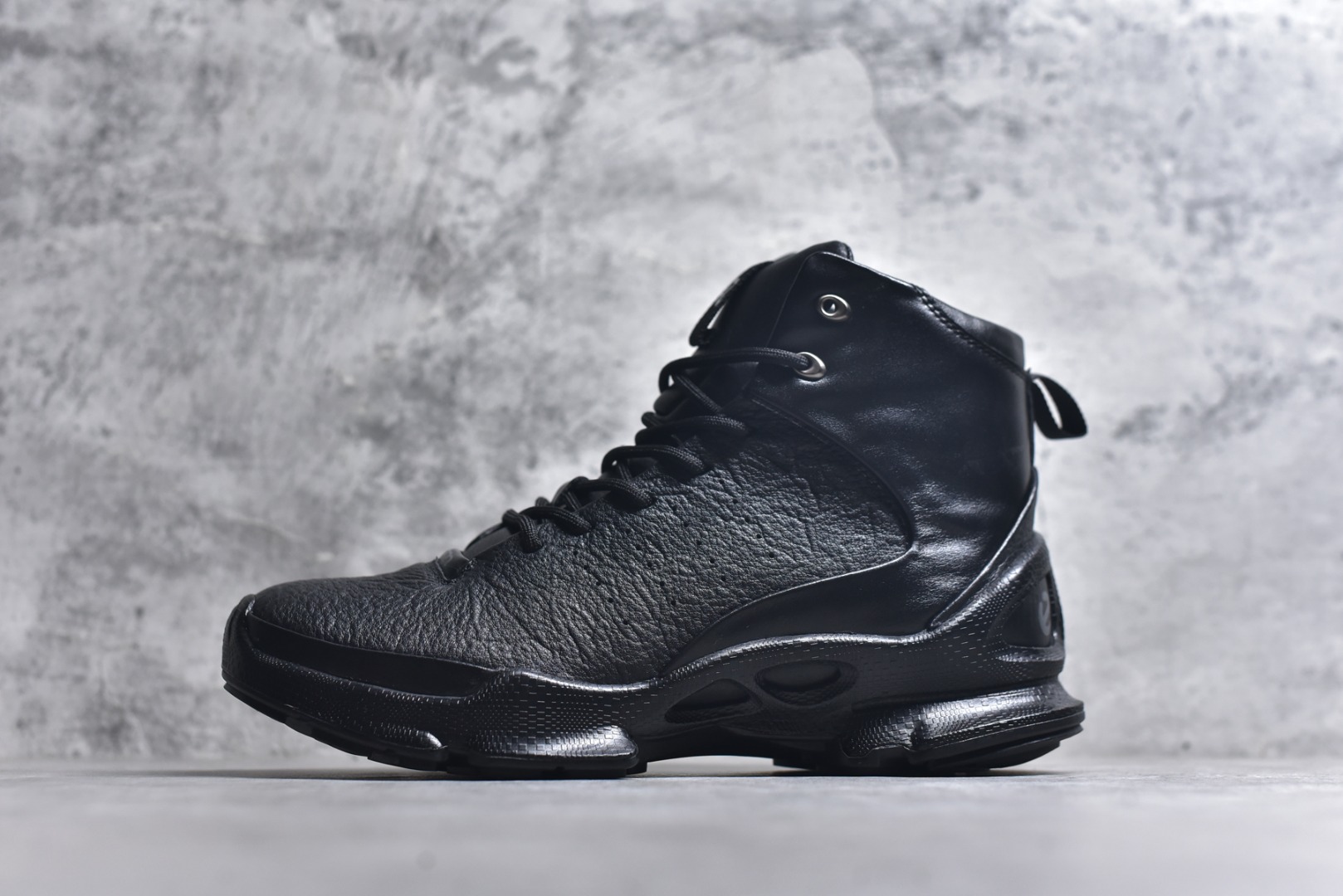 #2025Ss秋冬新款天猫同款Ecco/爱步 15周年高帮经典BIOM 广东大厂出品 经典和现代工艺品质融合 精选进口意大利小牛皮面料 百搭休闲老爹鞋 舒适性相当不错 版型楦型非常到位上脚 专柜热销款 独有鞋型设计 特有LOGO车边 特别有型 北欧风格 舒适 休闲保暖 超弹性 耐磨 减震 按摩大底(PU+TPU 组合） 经典潮流 随意搭配 货号： 8004741216 尺码： 39 40 41 42 43 44 45(标准码)-选品中心