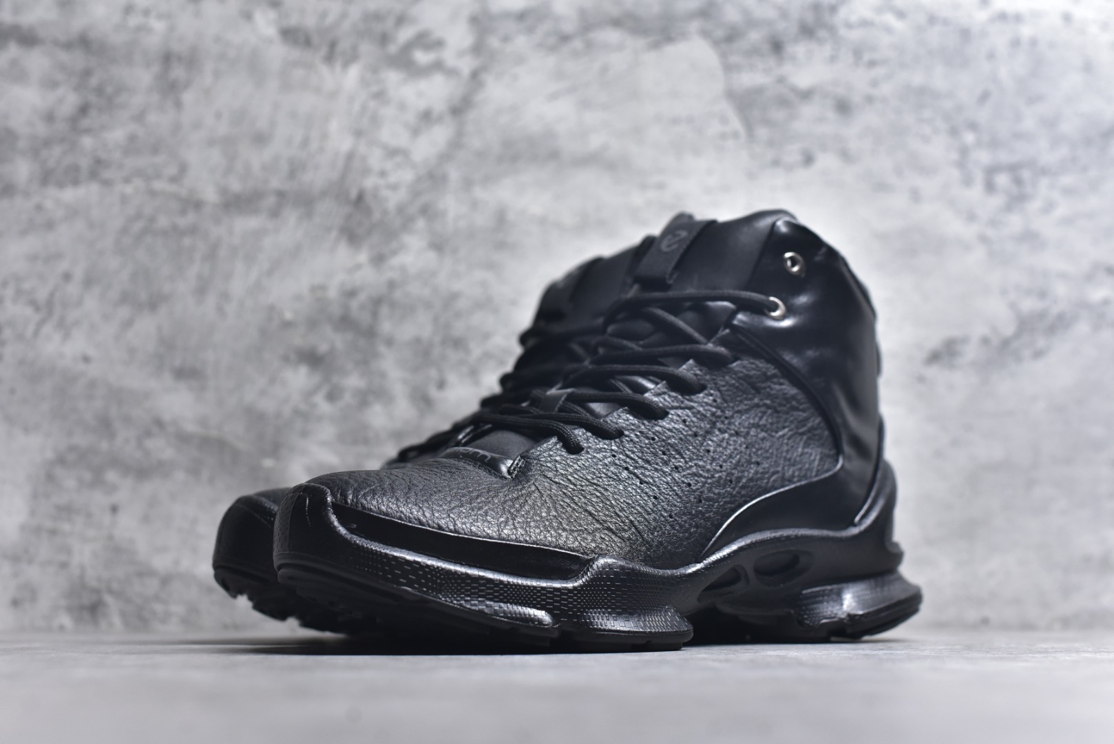 图片[2]-#2025Ss秋冬新款天猫同款Ecco/爱步 15周年高帮经典BIOM 广东大厂出品 经典和现代工艺品质融合 精选进口意大利小牛皮面料 百搭休闲老爹鞋 舒适性相当不错 版型楦型非常到位上脚 专柜热销款 独有鞋型设计 特有LOGO车边 特别有型 北欧风格 舒适 休闲保暖 超弹性 耐磨 减震 按摩大底(PU+TPU 组合） 经典潮流 随意搭配 货号： 8004741216 尺码： 39 40 41 42 43 44 45(标准码)-选品中心