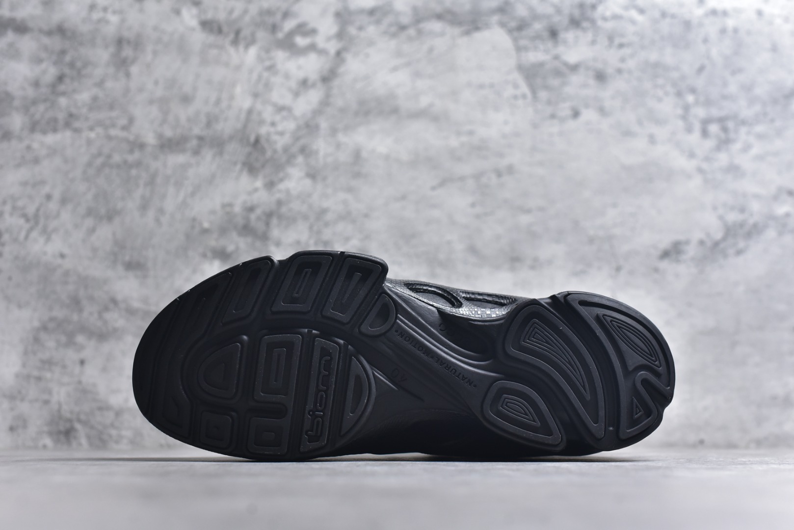 图片[6]-#2025Ss秋冬新款天猫同款Ecco/爱步 15周年高帮经典BIOM 广东大厂出品 经典和现代工艺品质融合 精选进口意大利小牛皮面料 百搭休闲老爹鞋 舒适性相当不错 版型楦型非常到位上脚 专柜热销款 独有鞋型设计 特有LOGO车边 特别有型 北欧风格 舒适 休闲保暖 超弹性 耐磨 减震 按摩大底(PU+TPU 组合） 经典潮流 随意搭配 货号： 8004741216 尺码： 39 40 41 42 43 44 45(标准码)-选品中心