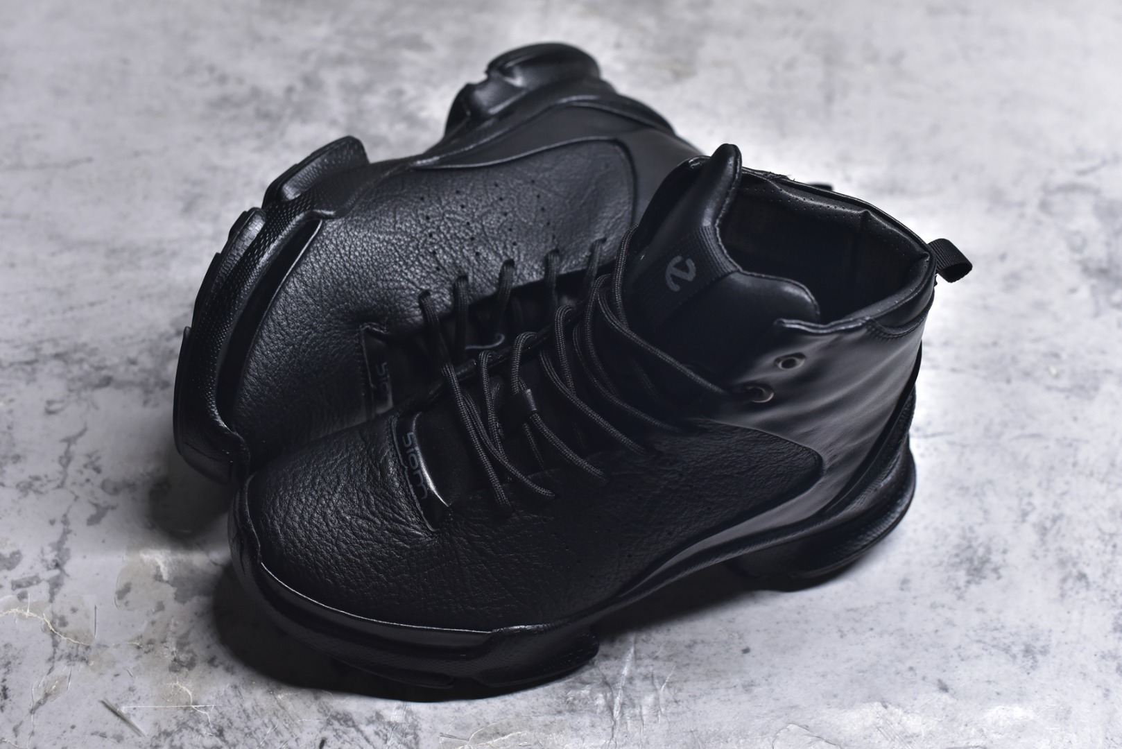 图片[7]-#2025Ss秋冬新款天猫同款Ecco/爱步 15周年高帮经典BIOM 广东大厂出品 经典和现代工艺品质融合 精选进口意大利小牛皮面料 百搭休闲老爹鞋 舒适性相当不错 版型楦型非常到位上脚 专柜热销款 独有鞋型设计 特有LOGO车边 特别有型 北欧风格 舒适 休闲保暖 超弹性 耐磨 减震 按摩大底(PU+TPU 组合） 经典潮流 随意搭配 货号： 8004741216 尺码： 39 40 41 42 43 44 45(标准码)-选品中心