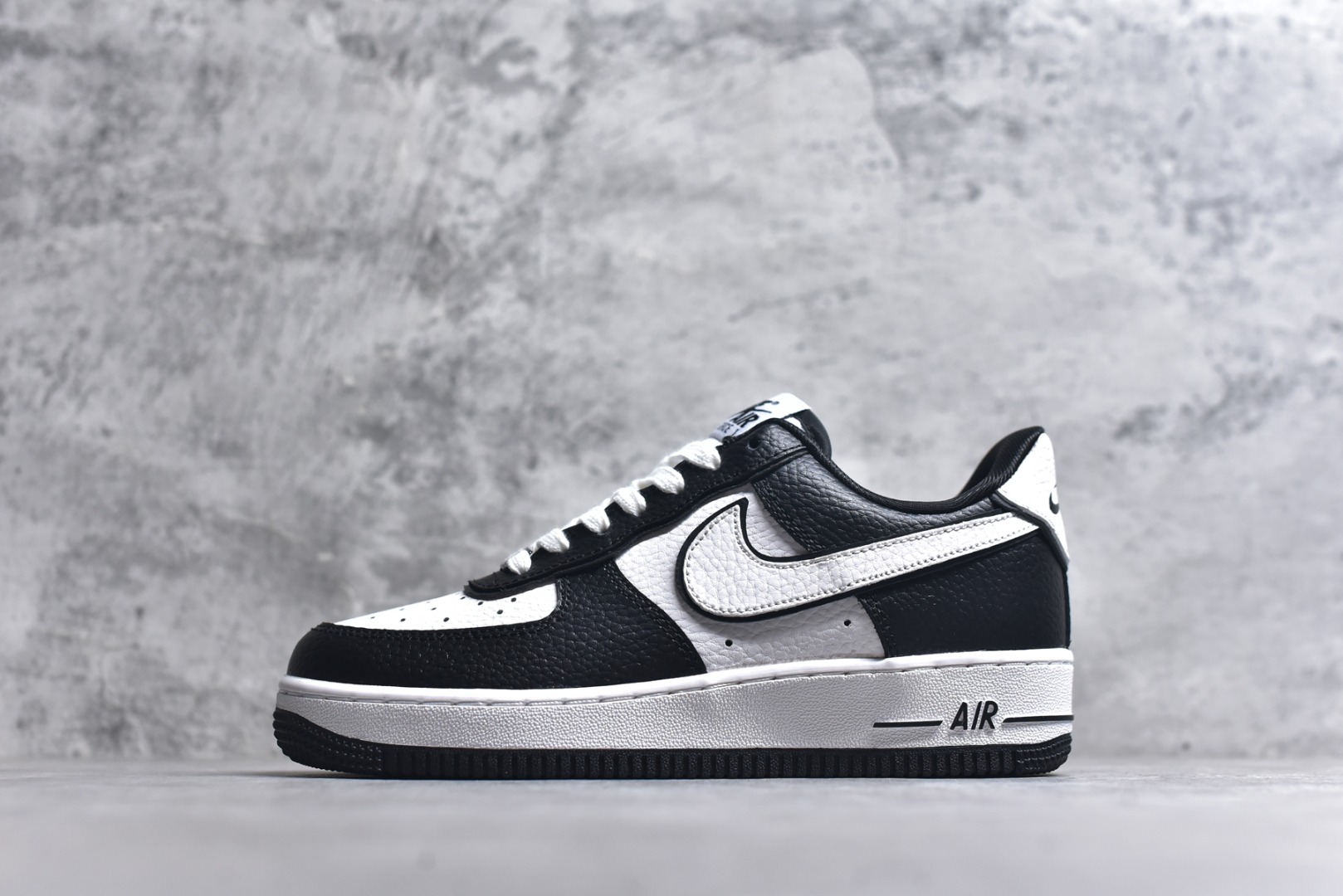 #NK Air Force 1´07 Low 空军一号低帮百搭休闲运动板鞋 DX3115-100 顶级批次 2022全新楦头鞋型 鱼鳞大底 历时开发三个月 清洁度完美 二维码鞋标 内置芯片及solo气垫 大底高度及其弧度依照正品 钢印 logo刺绣 鞋口弧度 鞋头长度 鞋面冲孔 鞋垫背胶及钢印 完美鞋型对比正品 每一处都是细节满满 柔软、弹性十足的缓震性能和出色的中底设计 横跨复古与现代的外型结合 造就出风靡全球 三十多年的Force 1 直到今天还深受青睐 实拍调校N版已经零色差零失真 百分百还原实物色彩所见即所得 不存在货不对板色差等低级问题 选购参考实物拍摄 不混卖不参货 只用心做好货严格选品 承诺混一赔十 尺码：36 36.5 37.5 38 38.5 39 40 40.5 41 42 42.5 43 44 44.5 45-选品中心