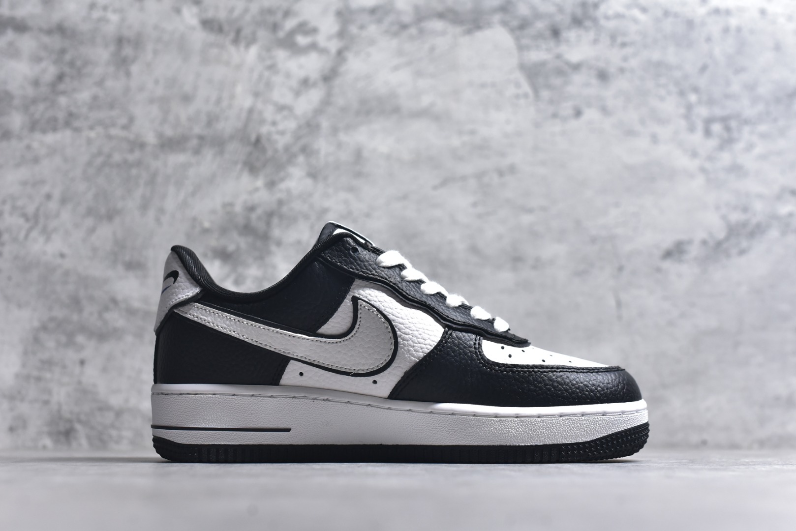 图片[3]-#NK Air Force 1´07 Low 空军一号低帮百搭休闲运动板鞋 DX3115-100 顶级批次 2022全新楦头鞋型 鱼鳞大底 历时开发三个月 清洁度完美 二维码鞋标 内置芯片及solo气垫 大底高度及其弧度依照正品 钢印 logo刺绣 鞋口弧度 鞋头长度 鞋面冲孔 鞋垫背胶及钢印 完美鞋型对比正品 每一处都是细节满满 柔软、弹性十足的缓震性能和出色的中底设计 横跨复古与现代的外型结合 造就出风靡全球 三十多年的Force 1 直到今天还深受青睐 实拍调校N版已经零色差零失真 百分百还原实物色彩所见即所得 不存在货不对板色差等低级问题 选购参考实物拍摄 不混卖不参货 只用心做好货严格选品 承诺混一赔十 尺码：36 36.5 37.5 38 38.5 39 40 40.5 41 42 42.5 43 44 44.5 45-选品中心