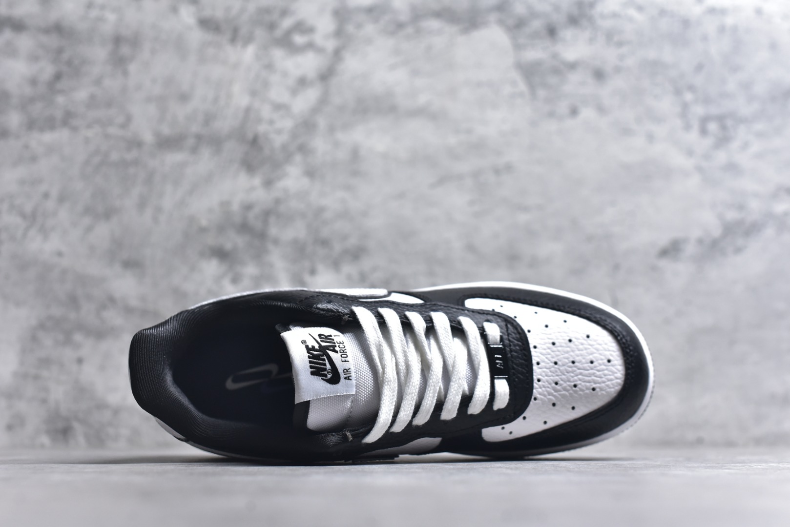 图片[4]-#NK Air Force 1´07 Low 空军一号低帮百搭休闲运动板鞋 DX3115-100 顶级批次 2022全新楦头鞋型 鱼鳞大底 历时开发三个月 清洁度完美 二维码鞋标 内置芯片及solo气垫 大底高度及其弧度依照正品 钢印 logo刺绣 鞋口弧度 鞋头长度 鞋面冲孔 鞋垫背胶及钢印 完美鞋型对比正品 每一处都是细节满满 柔软、弹性十足的缓震性能和出色的中底设计 横跨复古与现代的外型结合 造就出风靡全球 三十多年的Force 1 直到今天还深受青睐 实拍调校N版已经零色差零失真 百分百还原实物色彩所见即所得 不存在货不对板色差等低级问题 选购参考实物拍摄 不混卖不参货 只用心做好货严格选品 承诺混一赔十 尺码：36 36.5 37.5 38 38.5 39 40 40.5 41 42 42.5 43 44 44.5 45-选品中心