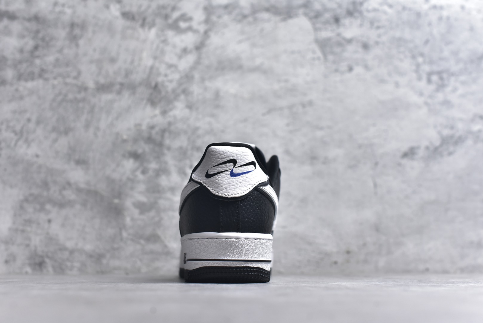 图片[5]-#NK Air Force 1´07 Low 空军一号低帮百搭休闲运动板鞋 DX3115-100 顶级批次 2022全新楦头鞋型 鱼鳞大底 历时开发三个月 清洁度完美 二维码鞋标 内置芯片及solo气垫 大底高度及其弧度依照正品 钢印 logo刺绣 鞋口弧度 鞋头长度 鞋面冲孔 鞋垫背胶及钢印 完美鞋型对比正品 每一处都是细节满满 柔软、弹性十足的缓震性能和出色的中底设计 横跨复古与现代的外型结合 造就出风靡全球 三十多年的Force 1 直到今天还深受青睐 实拍调校N版已经零色差零失真 百分百还原实物色彩所见即所得 不存在货不对板色差等低级问题 选购参考实物拍摄 不混卖不参货 只用心做好货严格选品 承诺混一赔十 尺码：36 36.5 37.5 38 38.5 39 40 40.5 41 42 42.5 43 44 44.5 45-选品中心