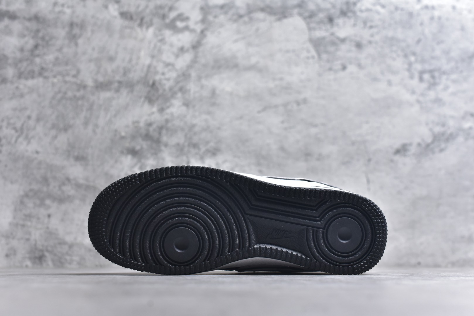 图片[6]-#NK Air Force 1´07 Low 空军一号低帮百搭休闲运动板鞋 DX3115-100 顶级批次 2022全新楦头鞋型 鱼鳞大底 历时开发三个月 清洁度完美 二维码鞋标 内置芯片及solo气垫 大底高度及其弧度依照正品 钢印 logo刺绣 鞋口弧度 鞋头长度 鞋面冲孔 鞋垫背胶及钢印 完美鞋型对比正品 每一处都是细节满满 柔软、弹性十足的缓震性能和出色的中底设计 横跨复古与现代的外型结合 造就出风靡全球 三十多年的Force 1 直到今天还深受青睐 实拍调校N版已经零色差零失真 百分百还原实物色彩所见即所得 不存在货不对板色差等低级问题 选购参考实物拍摄 不混卖不参货 只用心做好货严格选品 承诺混一赔十 尺码：36 36.5 37.5 38 38.5 39 40 40.5 41 42 42.5 43 44 44.5 45-选品中心