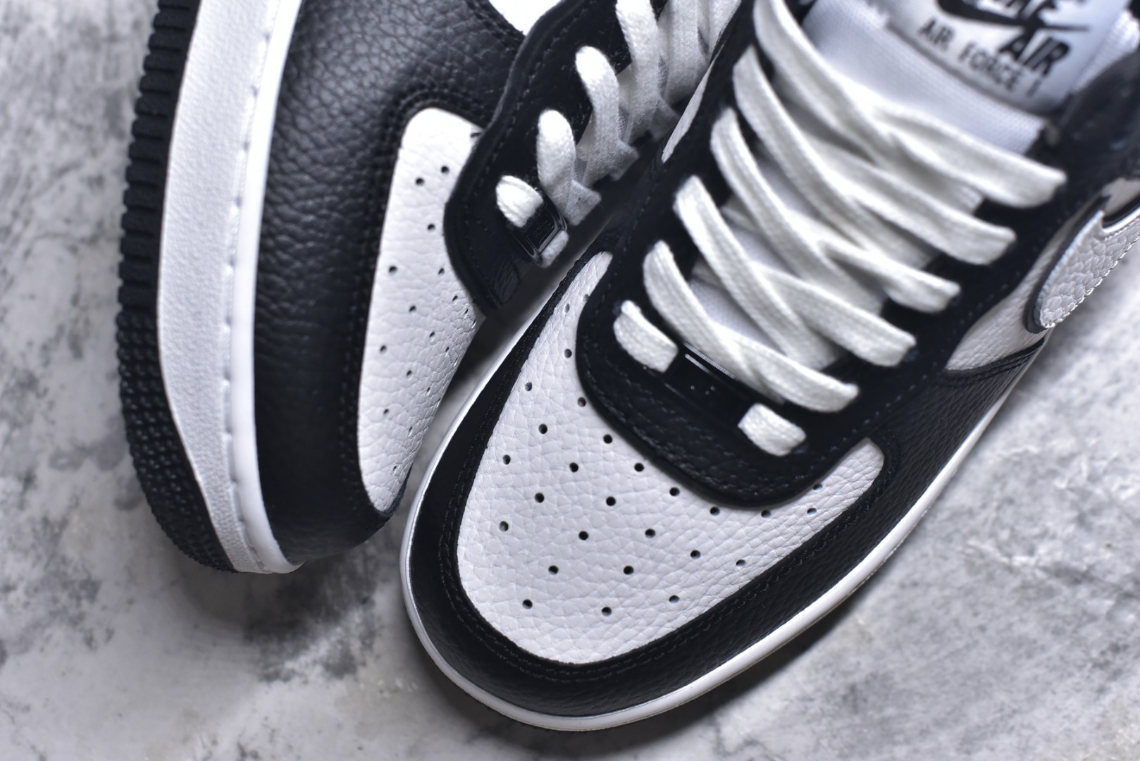 图片[8]-#NK Air Force 1´07 Low 空军一号低帮百搭休闲运动板鞋 DX3115-100 顶级批次 2022全新楦头鞋型 鱼鳞大底 历时开发三个月 清洁度完美 二维码鞋标 内置芯片及solo气垫 大底高度及其弧度依照正品 钢印 logo刺绣 鞋口弧度 鞋头长度 鞋面冲孔 鞋垫背胶及钢印 完美鞋型对比正品 每一处都是细节满满 柔软、弹性十足的缓震性能和出色的中底设计 横跨复古与现代的外型结合 造就出风靡全球 三十多年的Force 1 直到今天还深受青睐 实拍调校N版已经零色差零失真 百分百还原实物色彩所见即所得 不存在货不对板色差等低级问题 选购参考实物拍摄 不混卖不参货 只用心做好货严格选品 承诺混一赔十 尺码：36 36.5 37.5 38 38.5 39 40 40.5 41 42 42.5 43 44 44.5 45-选品中心