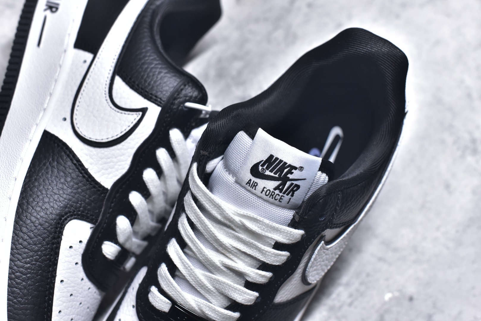 图片[9]-#NK Air Force 1´07 Low 空军一号低帮百搭休闲运动板鞋 DX3115-100 顶级批次 2022全新楦头鞋型 鱼鳞大底 历时开发三个月 清洁度完美 二维码鞋标 内置芯片及solo气垫 大底高度及其弧度依照正品 钢印 logo刺绣 鞋口弧度 鞋头长度 鞋面冲孔 鞋垫背胶及钢印 完美鞋型对比正品 每一处都是细节满满 柔软、弹性十足的缓震性能和出色的中底设计 横跨复古与现代的外型结合 造就出风靡全球 三十多年的Force 1 直到今天还深受青睐 实拍调校N版已经零色差零失真 百分百还原实物色彩所见即所得 不存在货不对板色差等低级问题 选购参考实物拍摄 不混卖不参货 只用心做好货严格选品 承诺混一赔十 尺码：36 36.5 37.5 38 38.5 39 40 40.5 41 42 42.5 43 44 44.5 45-选品中心