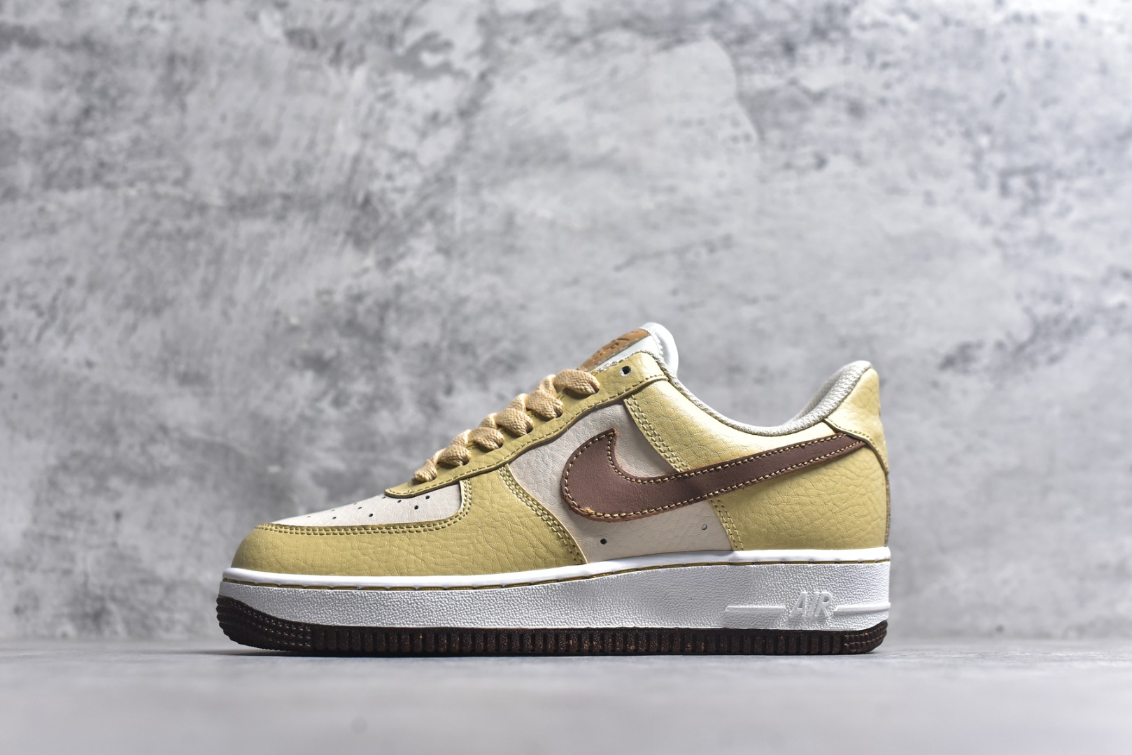 #Nike Air Force 1 Low Ale Brown 啤酒棕 原楦头原纸板 打造纯正空军版型 专注外贸渠道 全掌内置蜂窝气垫 #原盒配件 原厂中底钢印、拉帮完美 货号：DQ7660 200B 尺码：36 36.5 37.5 38 38.5 39 40 40.5 41 42 42.5 43 44 44.5 45-选品中心