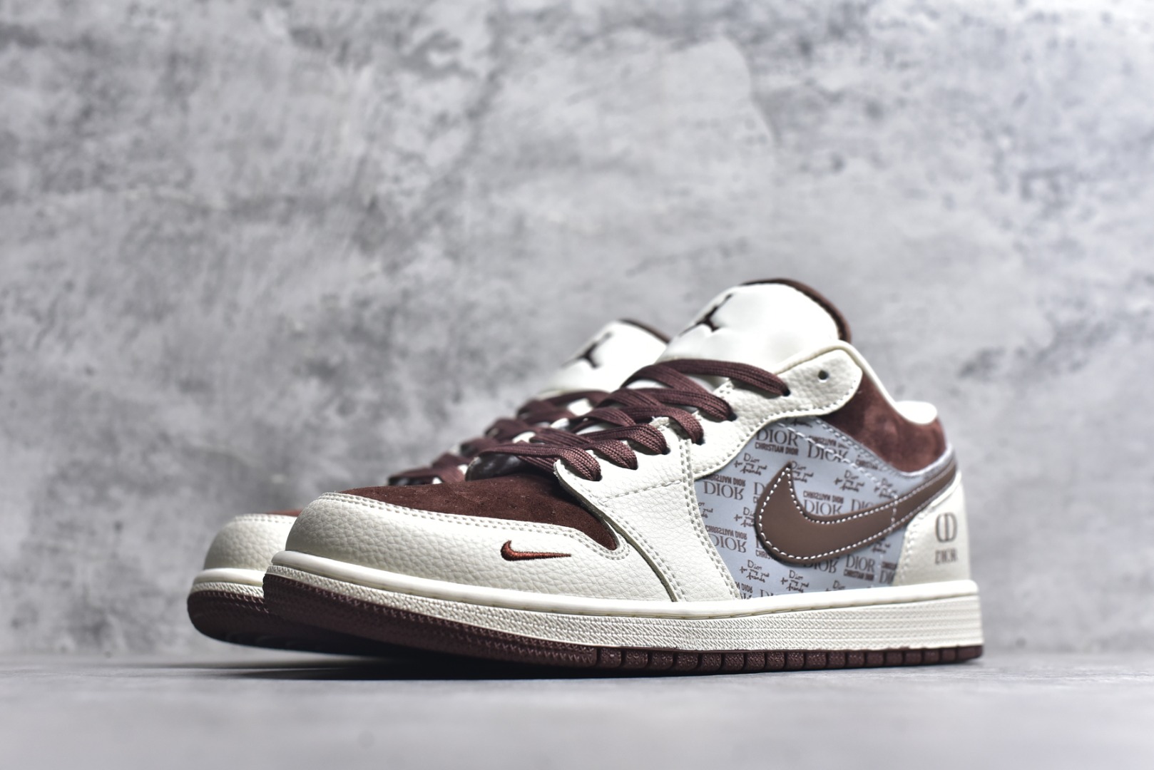 图片[2]-#海外爆款限量发售！高端定制Air Jordan 1 Low AJ1 乔1 “迪奥联名—奶白灰棕”高端定制 低帮复古篮球鞋 #定制鞋盒 大厂纯原品质出货 超高清洁度 皮料切割干净无任何毛边 细节完美 货号：QD1988-009 尺码：36 36.5 37.5 38 38.5 39 40 40.5 41 42 42.5 43 44 44.5 45-选品中心