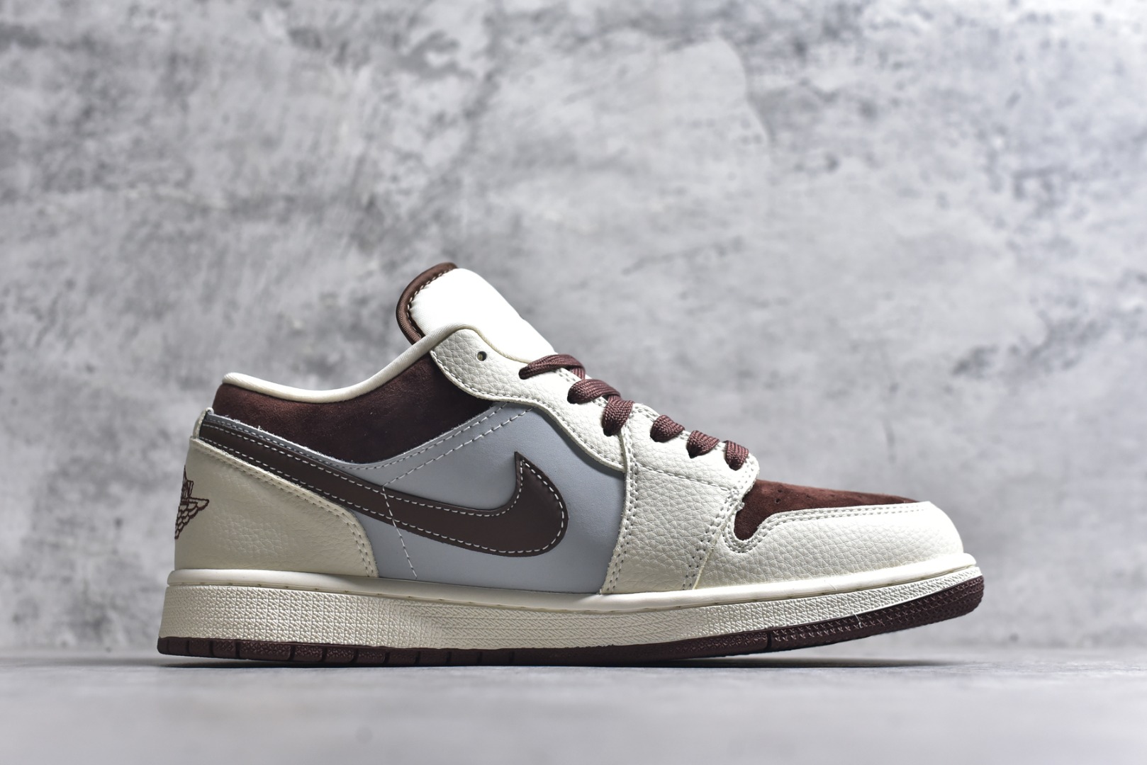 图片[3]-#海外爆款限量发售！高端定制Air Jordan 1 Low AJ1 乔1 “迪奥联名—奶白灰棕”高端定制 低帮复古篮球鞋 #定制鞋盒 大厂纯原品质出货 超高清洁度 皮料切割干净无任何毛边 细节完美 货号：QD1988-009 尺码：36 36.5 37.5 38 38.5 39 40 40.5 41 42 42.5 43 44 44.5 45-选品中心