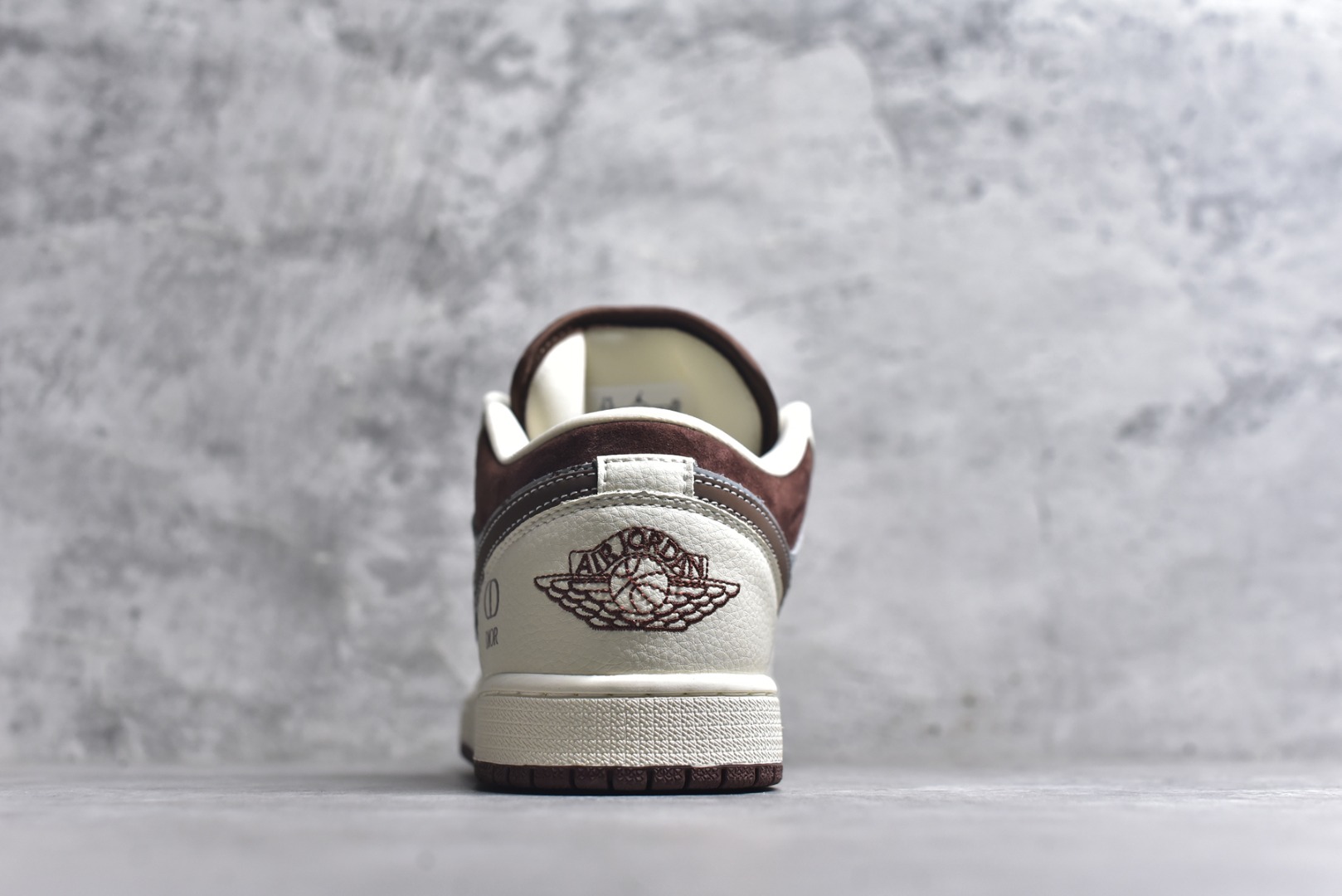 图片[5]-#海外爆款限量发售！高端定制Air Jordan 1 Low AJ1 乔1 “迪奥联名—奶白灰棕”高端定制 低帮复古篮球鞋 #定制鞋盒 大厂纯原品质出货 超高清洁度 皮料切割干净无任何毛边 细节完美 货号：QD1988-009 尺码：36 36.5 37.5 38 38.5 39 40 40.5 41 42 42.5 43 44 44.5 45-选品中心