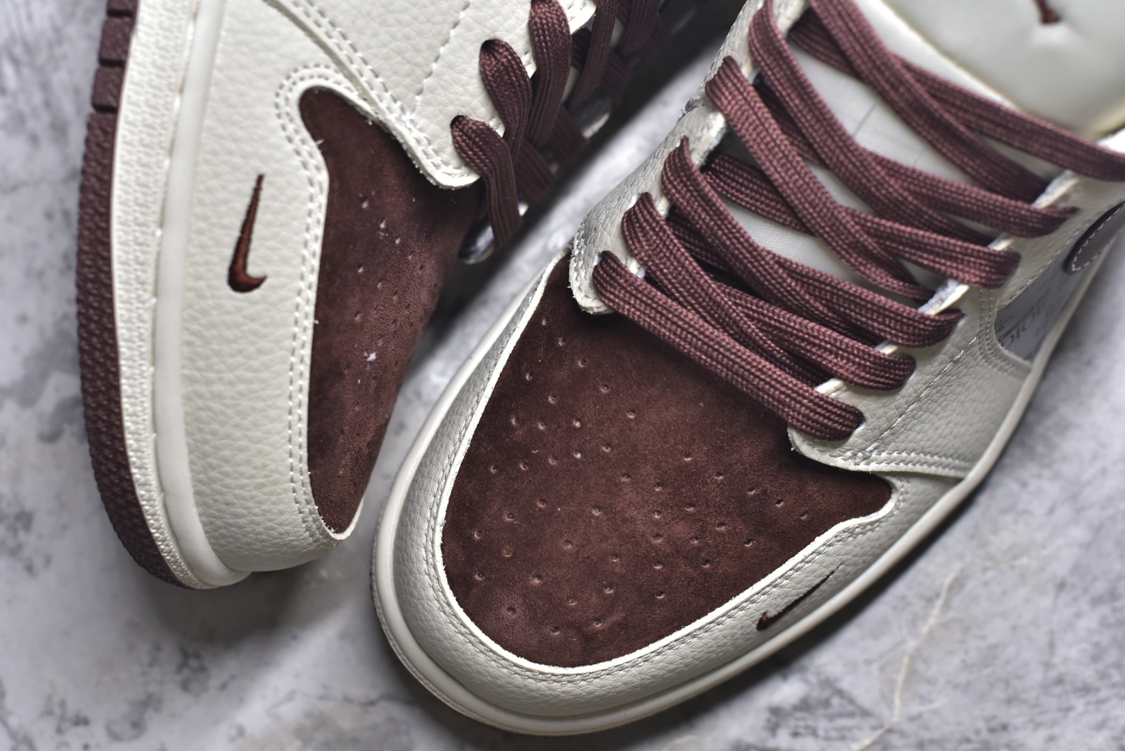 图片[8]-#海外爆款限量发售！高端定制Air Jordan 1 Low AJ1 乔1 “迪奥联名—奶白灰棕”高端定制 低帮复古篮球鞋 #定制鞋盒 大厂纯原品质出货 超高清洁度 皮料切割干净无任何毛边 细节完美 货号：QD1988-009 尺码：36 36.5 37.5 38 38.5 39 40 40.5 41 42 42.5 43 44 44.5 45-选品中心