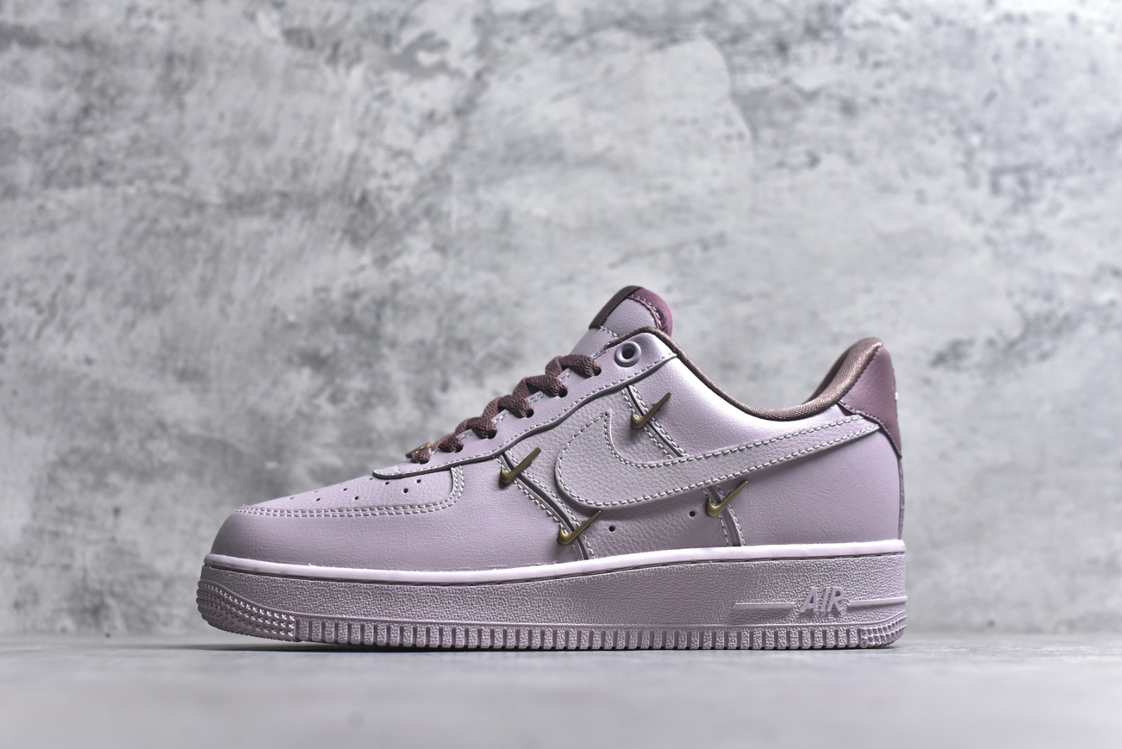 #NK Air Force 1´07 Low 空军一号低帮百搭休闲运动板鞋 HF0735-001 柔软、弹性十足的缓震性能和出色的中底设计 横跨复古与现代的外型结合 造就出风靡全球 三十多年的Force 1 直到今天还深受青睐 实拍调校N版已经零色差零失真 百分百还原实物色彩所见即所得 不存在货不对板色差等低级问题 选购参考实物拍摄 不混卖不参货 只用心做好货严格选品 承诺混一赔十 尺码：36 36.5 37.5 38 38.5 39 40 40.5 41 42 42.5 43 44 44.5 45-选品中心