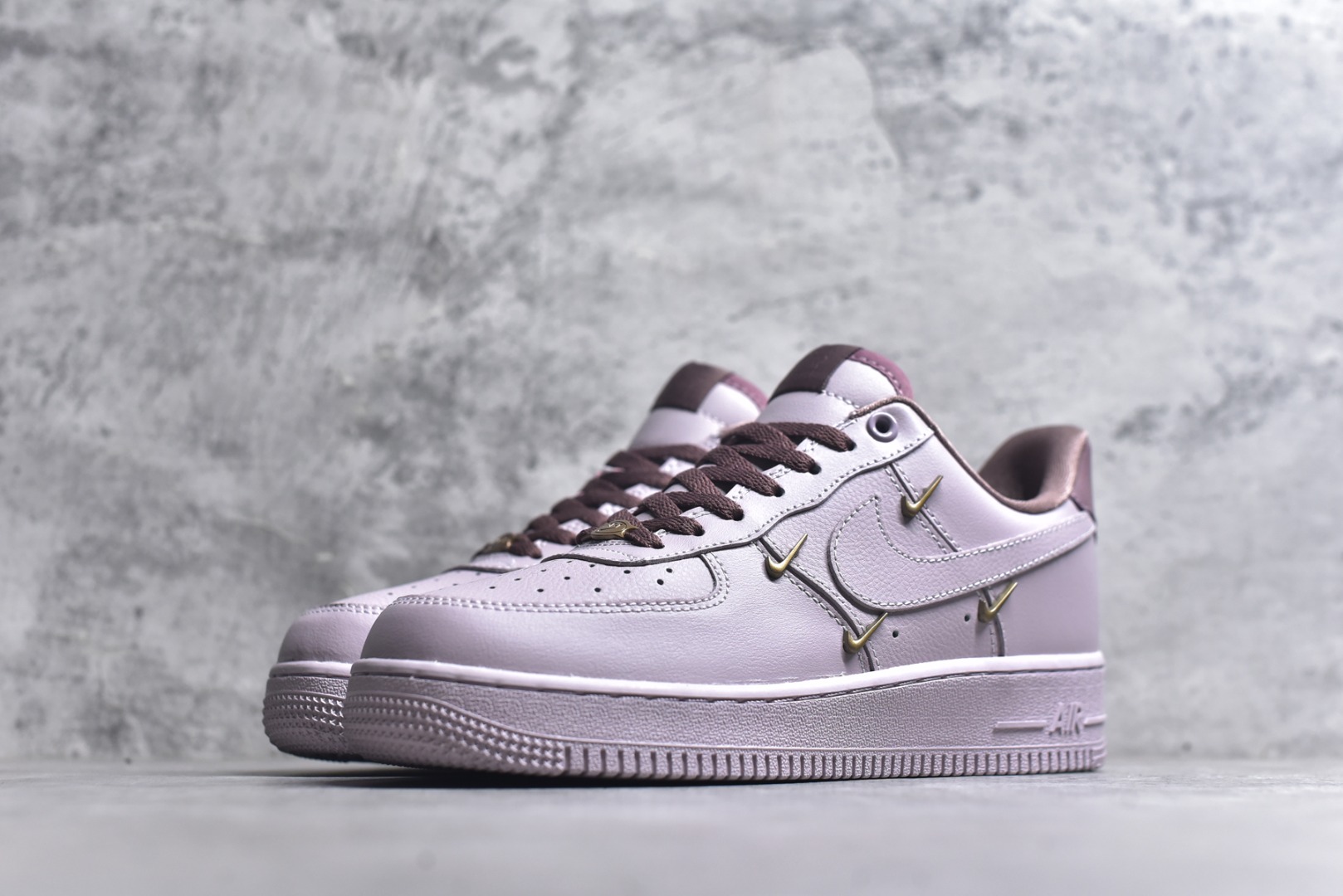 图片[2]-#NK Air Force 1´07 Low 空军一号低帮百搭休闲运动板鞋 HF0735-001 柔软、弹性十足的缓震性能和出色的中底设计 横跨复古与现代的外型结合 造就出风靡全球 三十多年的Force 1 直到今天还深受青睐 实拍调校N版已经零色差零失真 百分百还原实物色彩所见即所得 不存在货不对板色差等低级问题 选购参考实物拍摄 不混卖不参货 只用心做好货严格选品 承诺混一赔十 尺码：36 36.5 37.5 38 38.5 39 40 40.5 41 42 42.5 43 44 44.5 45-选品中心