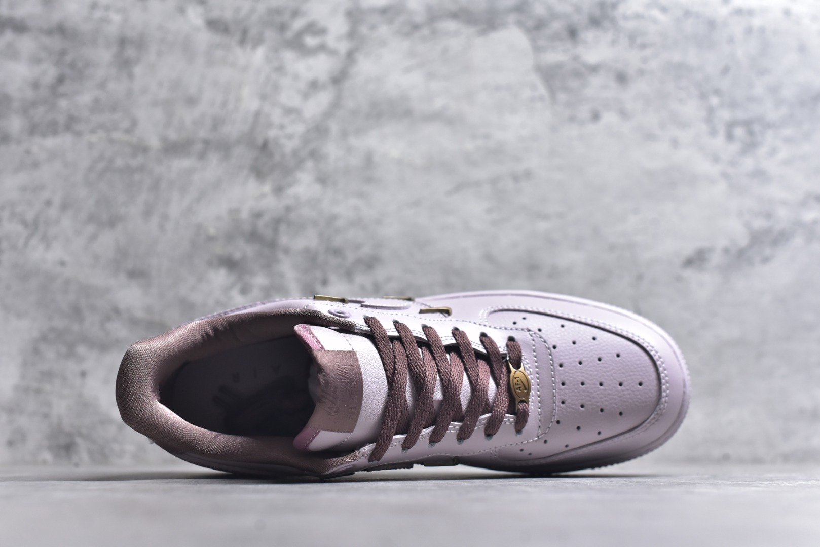 图片[4]-#NK Air Force 1´07 Low 空军一号低帮百搭休闲运动板鞋 HF0735-001 柔软、弹性十足的缓震性能和出色的中底设计 横跨复古与现代的外型结合 造就出风靡全球 三十多年的Force 1 直到今天还深受青睐 实拍调校N版已经零色差零失真 百分百还原实物色彩所见即所得 不存在货不对板色差等低级问题 选购参考实物拍摄 不混卖不参货 只用心做好货严格选品 承诺混一赔十 尺码：36 36.5 37.5 38 38.5 39 40 40.5 41 42 42.5 43 44 44.5 45-选品中心