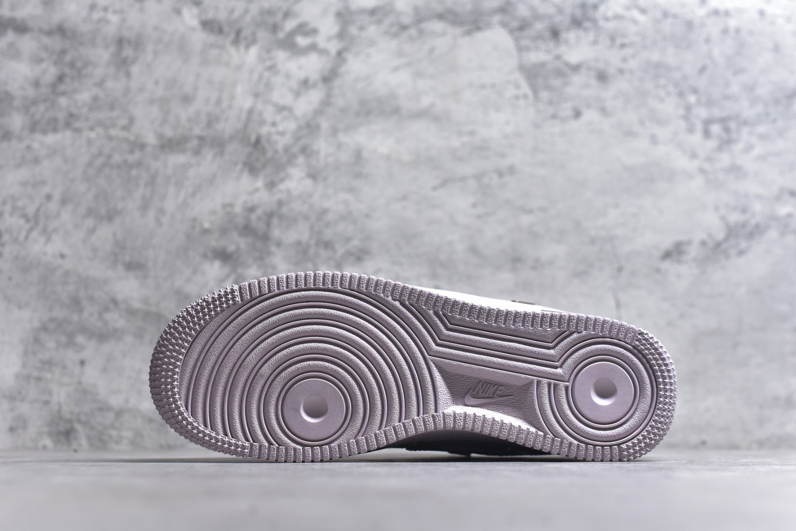 图片[6]-#NK Air Force 1´07 Low 空军一号低帮百搭休闲运动板鞋 HF0735-001 柔软、弹性十足的缓震性能和出色的中底设计 横跨复古与现代的外型结合 造就出风靡全球 三十多年的Force 1 直到今天还深受青睐 实拍调校N版已经零色差零失真 百分百还原实物色彩所见即所得 不存在货不对板色差等低级问题 选购参考实物拍摄 不混卖不参货 只用心做好货严格选品 承诺混一赔十 尺码：36 36.5 37.5 38 38.5 39 40 40.5 41 42 42.5 43 44 44.5 45-选品中心