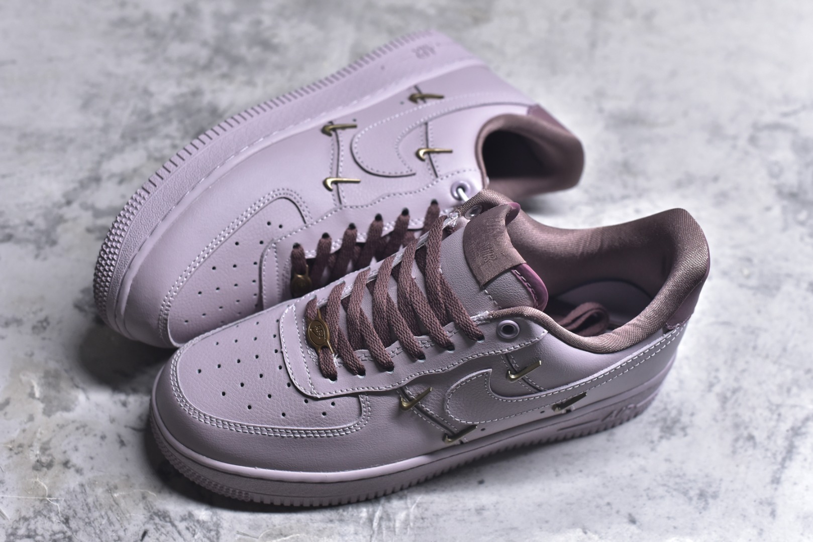 图片[7]-#NK Air Force 1´07 Low 空军一号低帮百搭休闲运动板鞋 HF0735-001 柔软、弹性十足的缓震性能和出色的中底设计 横跨复古与现代的外型结合 造就出风靡全球 三十多年的Force 1 直到今天还深受青睐 实拍调校N版已经零色差零失真 百分百还原实物色彩所见即所得 不存在货不对板色差等低级问题 选购参考实物拍摄 不混卖不参货 只用心做好货严格选品 承诺混一赔十 尺码：36 36.5 37.5 38 38.5 39 40 40.5 41 42 42.5 43 44 44.5 45-选品中心