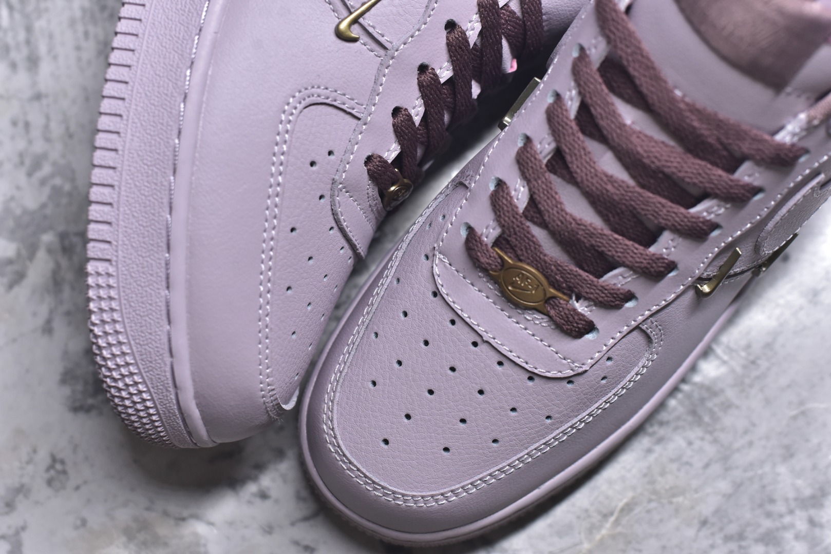 图片[8]-#NK Air Force 1´07 Low 空军一号低帮百搭休闲运动板鞋 HF0735-001 柔软、弹性十足的缓震性能和出色的中底设计 横跨复古与现代的外型结合 造就出风靡全球 三十多年的Force 1 直到今天还深受青睐 实拍调校N版已经零色差零失真 百分百还原实物色彩所见即所得 不存在货不对板色差等低级问题 选购参考实物拍摄 不混卖不参货 只用心做好货严格选品 承诺混一赔十 尺码：36 36.5 37.5 38 38.5 39 40 40.5 41 42 42.5 43 44 44.5 45-选品中心