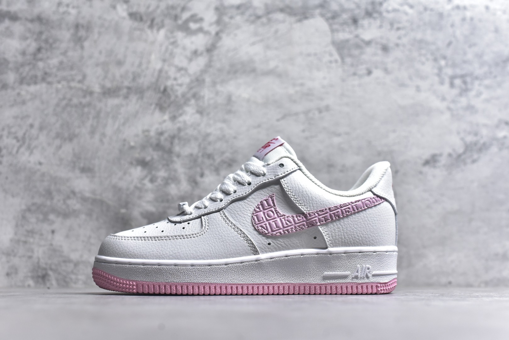 #Air Force 1 Low 白粉情人节 原楦头原纸板 打造纯正空军版型 专注外贸渠道 全掌内置蜂窝气垫 #原盒配件 原厂中底钢印、拉帮完美 货号：DQ9320-100 尺码：35.5 36 36.5 37.5 38 38.5 39 40 40.5 41 42 42.5 43 44 44.5 45-选品中心