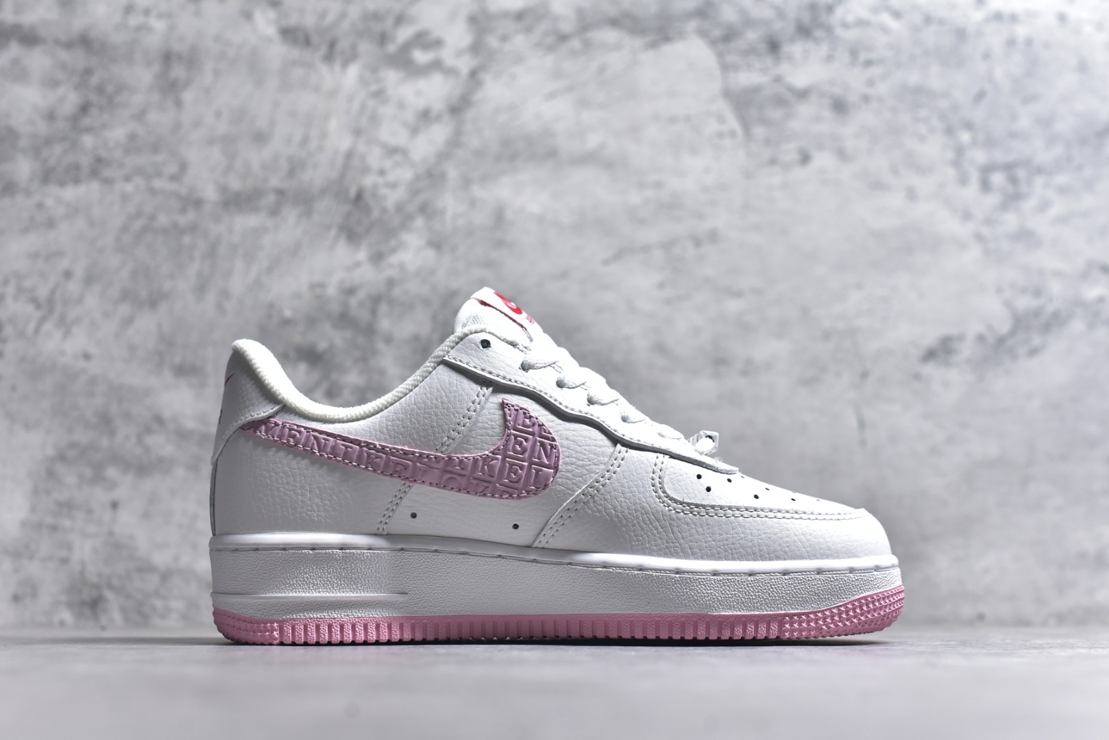 图片[3]-#Air Force 1 Low 白粉情人节 原楦头原纸板 打造纯正空军版型 专注外贸渠道 全掌内置蜂窝气垫 #原盒配件 原厂中底钢印、拉帮完美 货号：DQ9320-100 尺码：35.5 36 36.5 37.5 38 38.5 39 40 40.5 41 42 42.5 43 44 44.5 45-选品中心