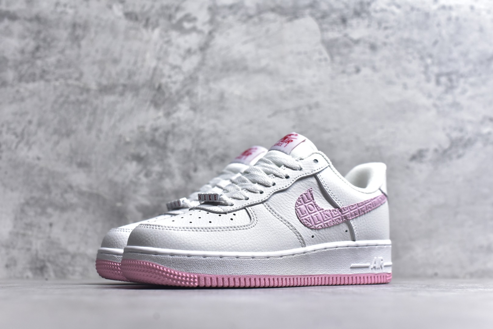 图片[2]-#Air Force 1 Low 白粉情人节 原楦头原纸板 打造纯正空军版型 专注外贸渠道 全掌内置蜂窝气垫 #原盒配件 原厂中底钢印、拉帮完美 货号：DQ9320-100 尺码：35.5 36 36.5 37.5 38 38.5 39 40 40.5 41 42 42.5 43 44 44.5 45-选品中心