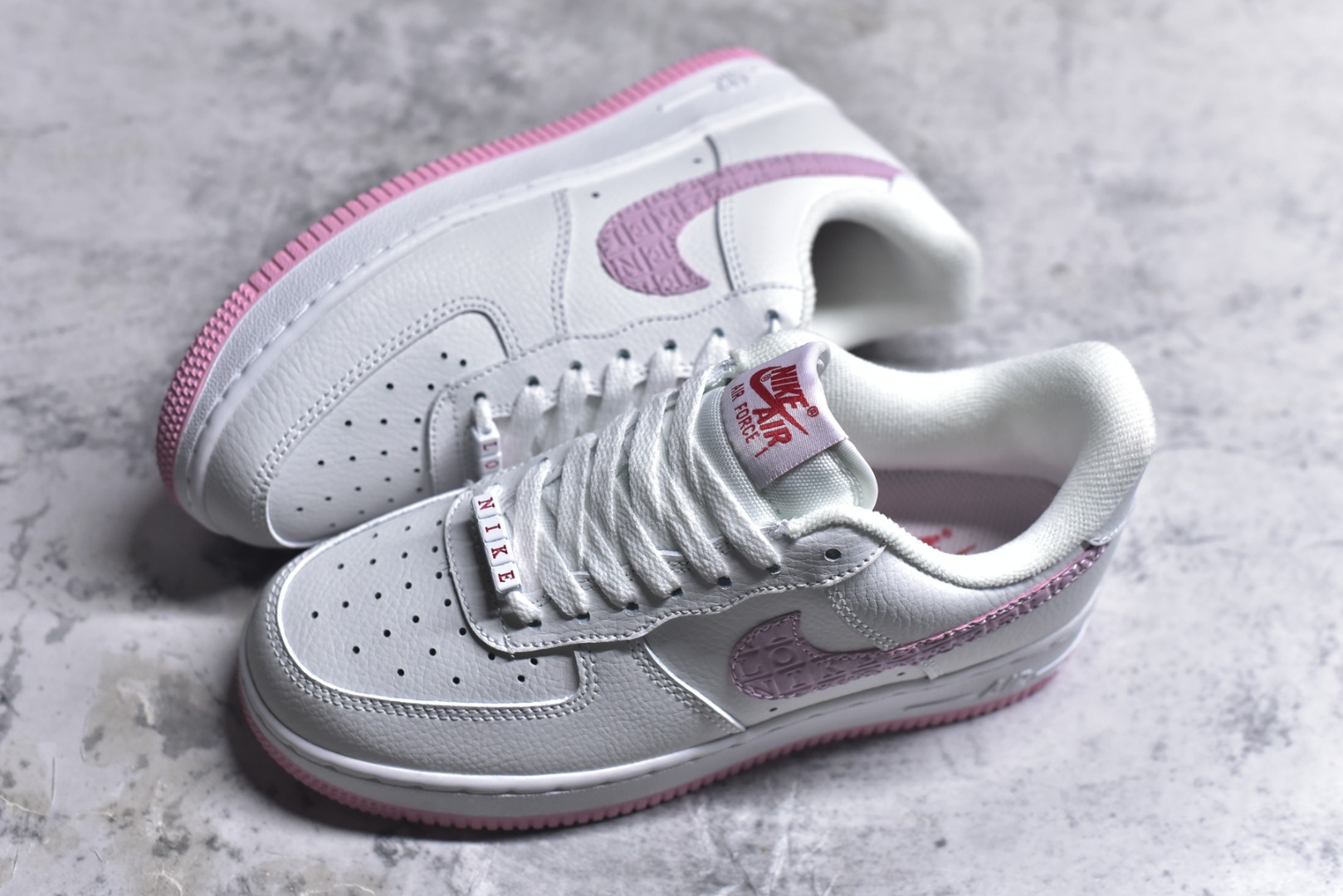 图片[7]-#Air Force 1 Low 白粉情人节 原楦头原纸板 打造纯正空军版型 专注外贸渠道 全掌内置蜂窝气垫 #原盒配件 原厂中底钢印、拉帮完美 货号：DQ9320-100 尺码：35.5 36 36.5 37.5 38 38.5 39 40 40.5 41 42 42.5 43 44 44.5 45-选品中心