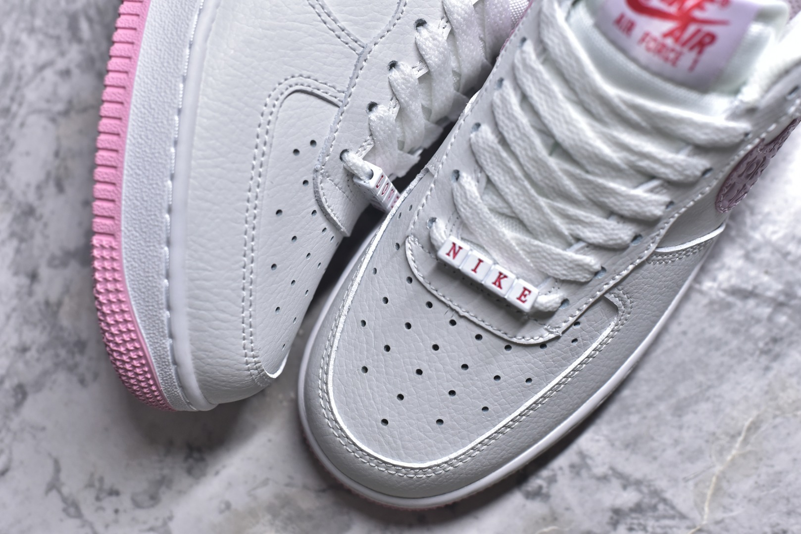 图片[8]-#Air Force 1 Low 白粉情人节 原楦头原纸板 打造纯正空军版型 专注外贸渠道 全掌内置蜂窝气垫 #原盒配件 原厂中底钢印、拉帮完美 货号：DQ9320-100 尺码：35.5 36 36.5 37.5 38 38.5 39 40 40.5 41 42 42.5 43 44 44.5 45-选品中心