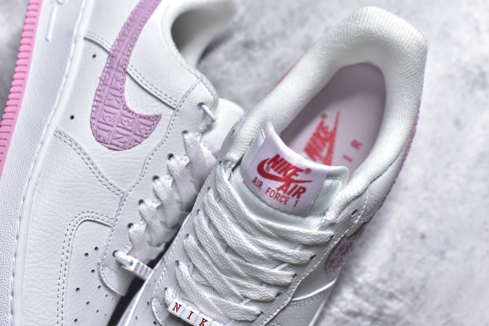 图片[9]-#Air Force 1 Low 白粉情人节 原楦头原纸板 打造纯正空军版型 专注外贸渠道 全掌内置蜂窝气垫 #原盒配件 原厂中底钢印、拉帮完美 货号：DQ9320-100 尺码：35.5 36 36.5 37.5 38 38.5 39 40 40.5 41 42 42.5 43 44 44.5 45-选品中心