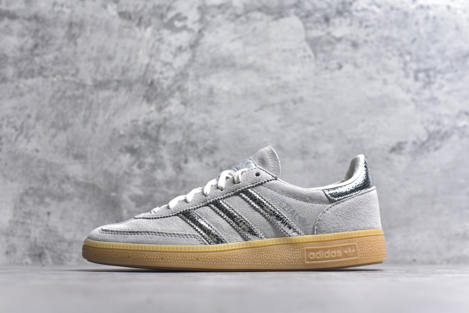 #Adidas Handball Spezial 阿迪达斯经典款牛皮复古休闲板鞋 白银生胶 HQ0267 原厂原档案开发出品 皮料切割干净无任何毛边 鞋型细节完美 超高清洁度 市场最高版本 尺码：35.5 36 36.5 37 38 38.5 39 40 40.5 41 42 42.5 43 44 44.5 45-选品中心