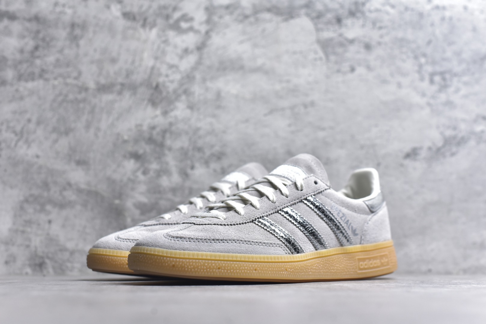 图片[2]-#Adidas Handball Spezial 阿迪达斯经典款牛皮复古休闲板鞋 白银生胶 HQ0267 原厂原档案开发出品 皮料切割干净无任何毛边 鞋型细节完美 超高清洁度 市场最高版本 尺码：35.5 36 36.5 37 38 38.5 39 40 40.5 41 42 42.5 43 44 44.5 45-选品中心