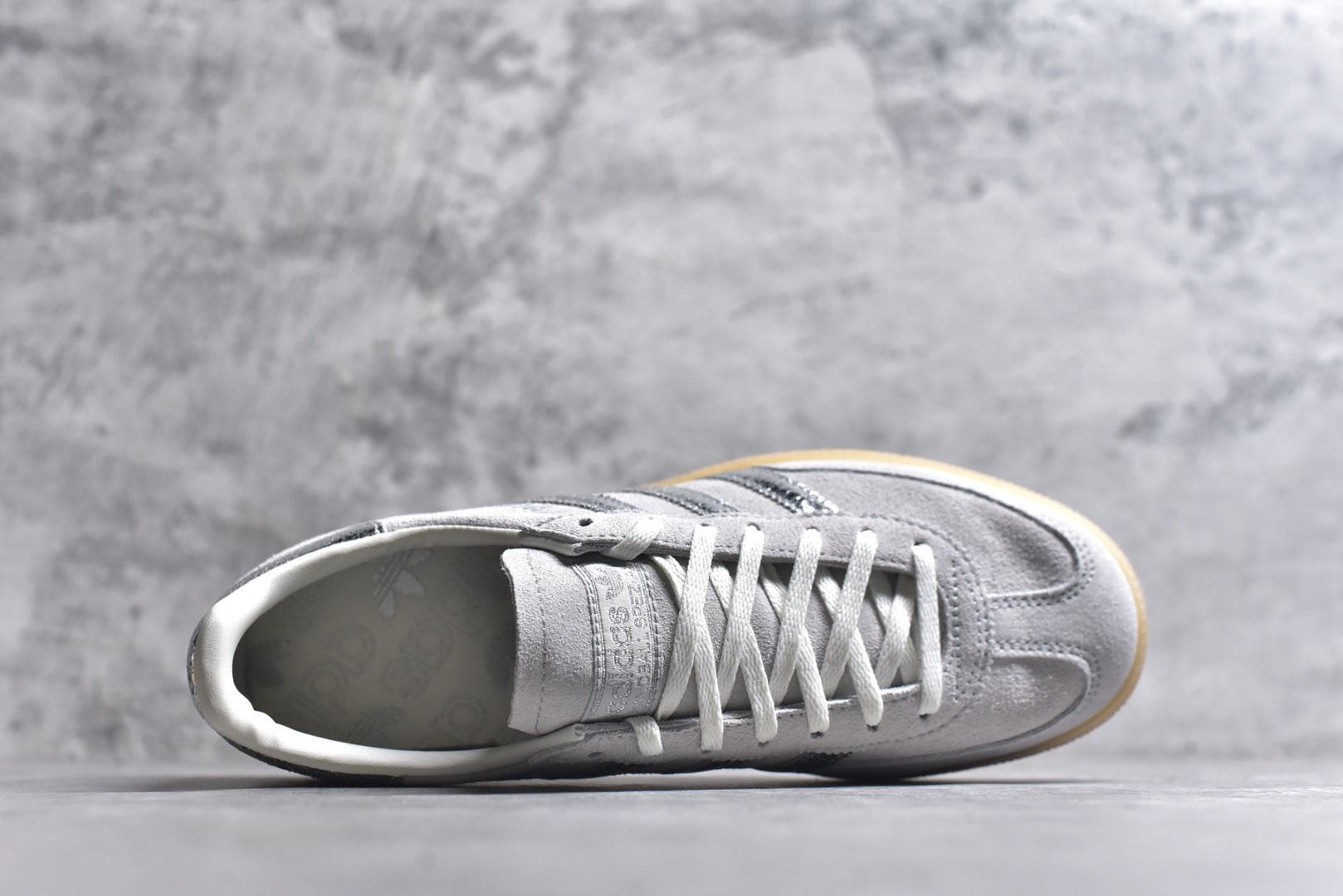 图片[4]-#Adidas Handball Spezial 阿迪达斯经典款牛皮复古休闲板鞋 白银生胶 HQ0267 原厂原档案开发出品 皮料切割干净无任何毛边 鞋型细节完美 超高清洁度 市场最高版本 尺码：35.5 36 36.5 37 38 38.5 39 40 40.5 41 42 42.5 43 44 44.5 45-选品中心