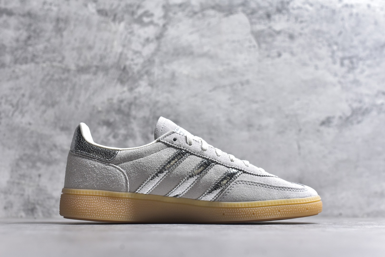 图片[3]-#Adidas Handball Spezial 阿迪达斯经典款牛皮复古休闲板鞋 白银生胶 HQ0267 原厂原档案开发出品 皮料切割干净无任何毛边 鞋型细节完美 超高清洁度 市场最高版本 尺码：35.5 36 36.5 37 38 38.5 39 40 40.5 41 42 42.5 43 44 44.5 45-选品中心