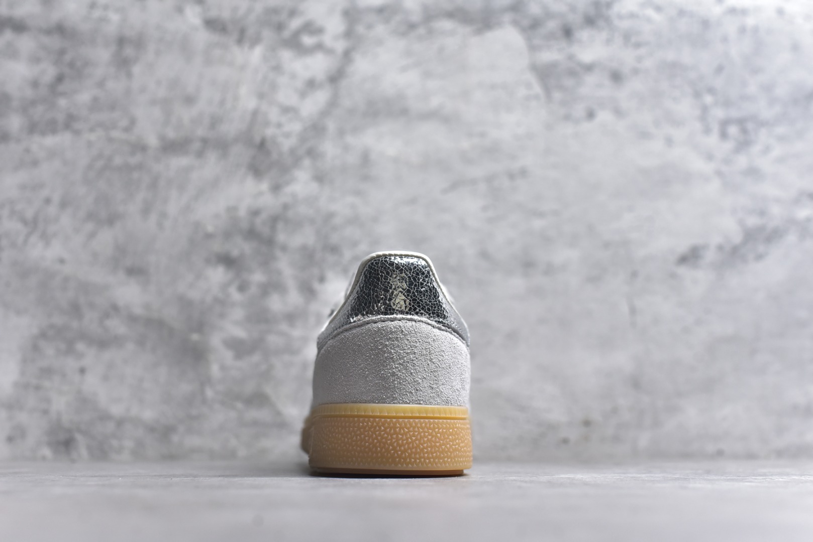 图片[5]-#Adidas Handball Spezial 阿迪达斯经典款牛皮复古休闲板鞋 白银生胶 HQ0267 原厂原档案开发出品 皮料切割干净无任何毛边 鞋型细节完美 超高清洁度 市场最高版本 尺码：35.5 36 36.5 37 38 38.5 39 40 40.5 41 42 42.5 43 44 44.5 45-选品中心