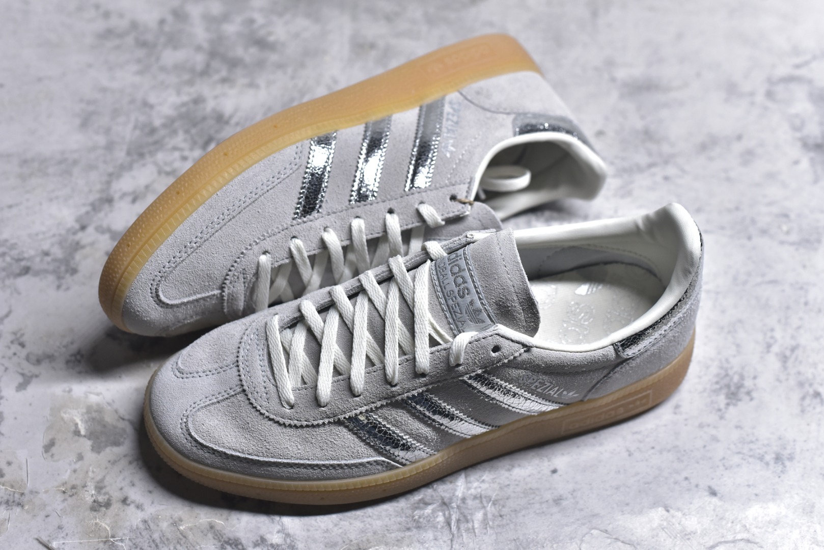 图片[7]-#Adidas Handball Spezial 阿迪达斯经典款牛皮复古休闲板鞋 白银生胶 HQ0267 原厂原档案开发出品 皮料切割干净无任何毛边 鞋型细节完美 超高清洁度 市场最高版本 尺码：35.5 36 36.5 37 38 38.5 39 40 40.5 41 42 42.5 43 44 44.5 45-选品中心