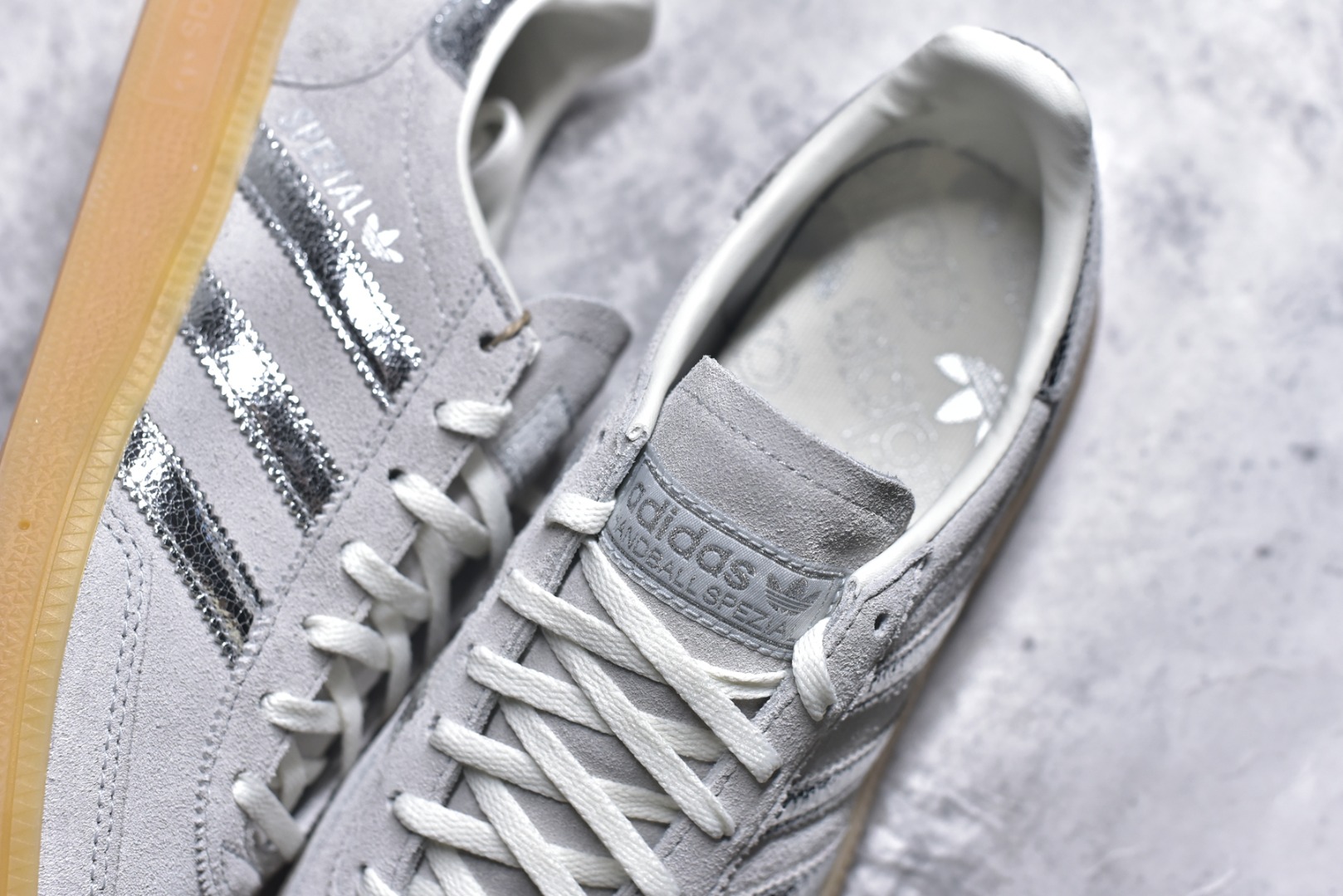 图片[9]-#Adidas Handball Spezial 阿迪达斯经典款牛皮复古休闲板鞋 白银生胶 HQ0267 原厂原档案开发出品 皮料切割干净无任何毛边 鞋型细节完美 超高清洁度 市场最高版本 尺码：35.5 36 36.5 37 38 38.5 39 40 40.5 41 42 42.5 43 44 44.5 45-选品中心