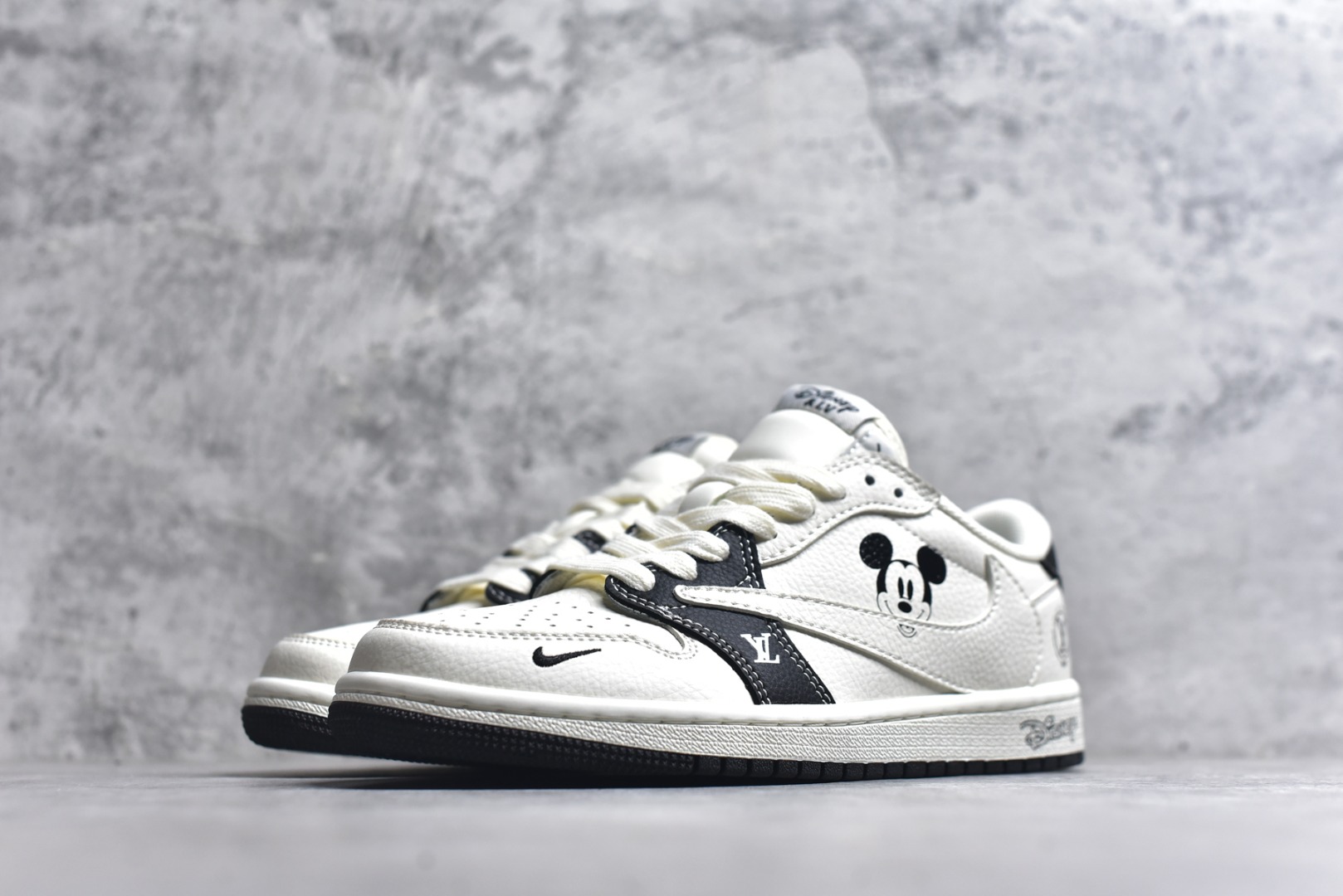 图片[2]-#Travis Scott x Fragment Design x Air Jordan 1 Low OG SP AJ1 乔1 迪士尼 白黑米老鼠 低帮文化休闲板鞋 DZ2688-003 #多方联名合作融合了Travis Scott 独特的音乐风格，藤原浩个性的设计风格以及Jordan品牌的经典元素 使其成为一双具有独特身份和价值的鞋子 清新而立体的外观加上联名标识更突出了其独特身份 这种配色方案显示出活力和时尚感 在视觉上引人注目 鞋身的质感和细腻的细节处理使其显得高端而格调十足 这款“倒钩”联名是设计与创意完美结合 融合多方的个性风格是一款备受瞩目的潮流鞋款 尺码：36 36.5 37.5 38 38.5 39 40 40.5 41 42 42.5 43 44 44.5 45 9.E5-选品中心