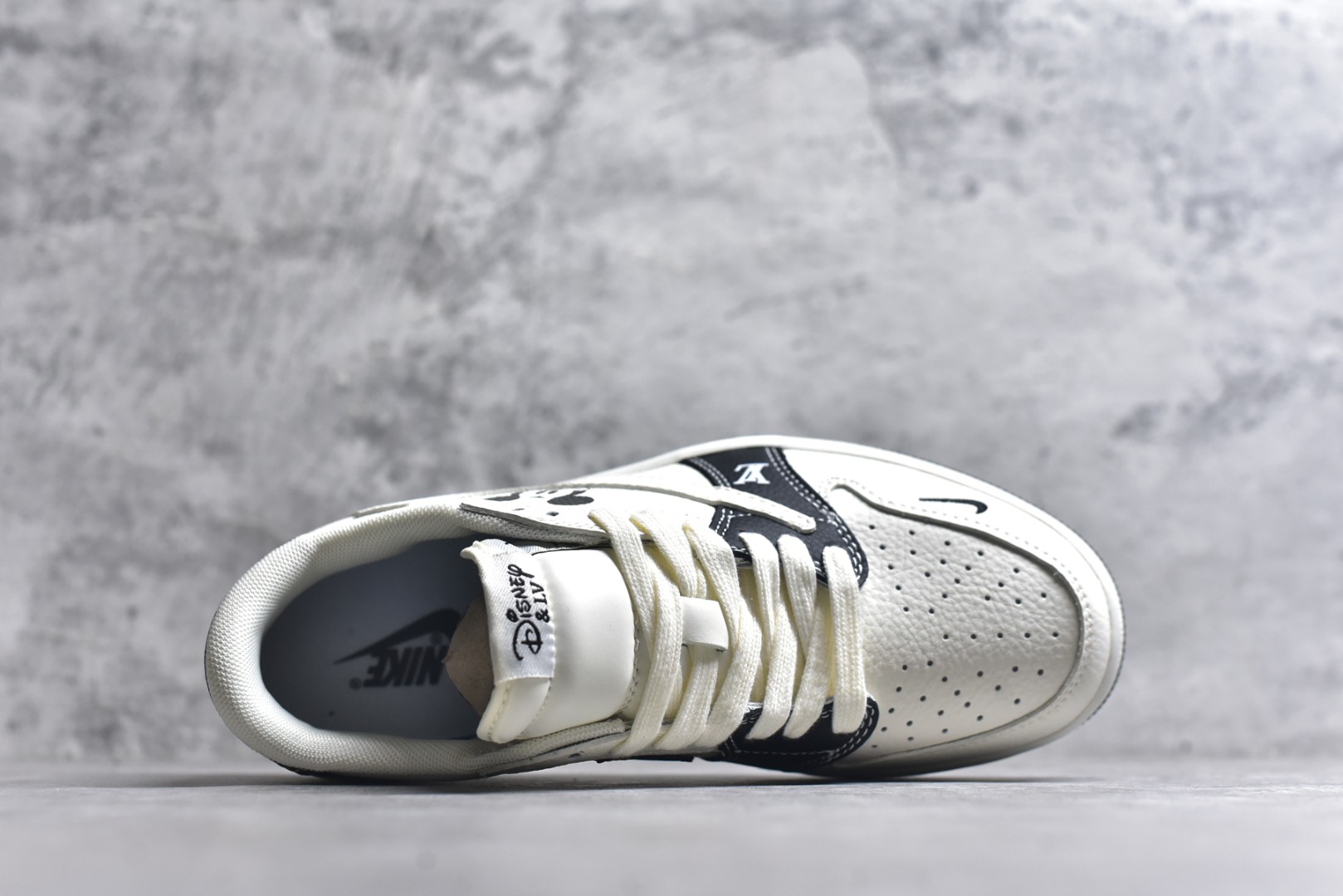 图片[4]-#Travis Scott x Fragment Design x Air Jordan 1 Low OG SP AJ1 乔1 迪士尼 白黑米老鼠 低帮文化休闲板鞋 DZ2688-003 #多方联名合作融合了Travis Scott 独特的音乐风格，藤原浩个性的设计风格以及Jordan品牌的经典元素 使其成为一双具有独特身份和价值的鞋子 清新而立体的外观加上联名标识更突出了其独特身份 这种配色方案显示出活力和时尚感 在视觉上引人注目 鞋身的质感和细腻的细节处理使其显得高端而格调十足 这款“倒钩”联名是设计与创意完美结合 融合多方的个性风格是一款备受瞩目的潮流鞋款 尺码：36 36.5 37.5 38 38.5 39 40 40.5 41 42 42.5 43 44 44.5 45 9.E5-选品中心