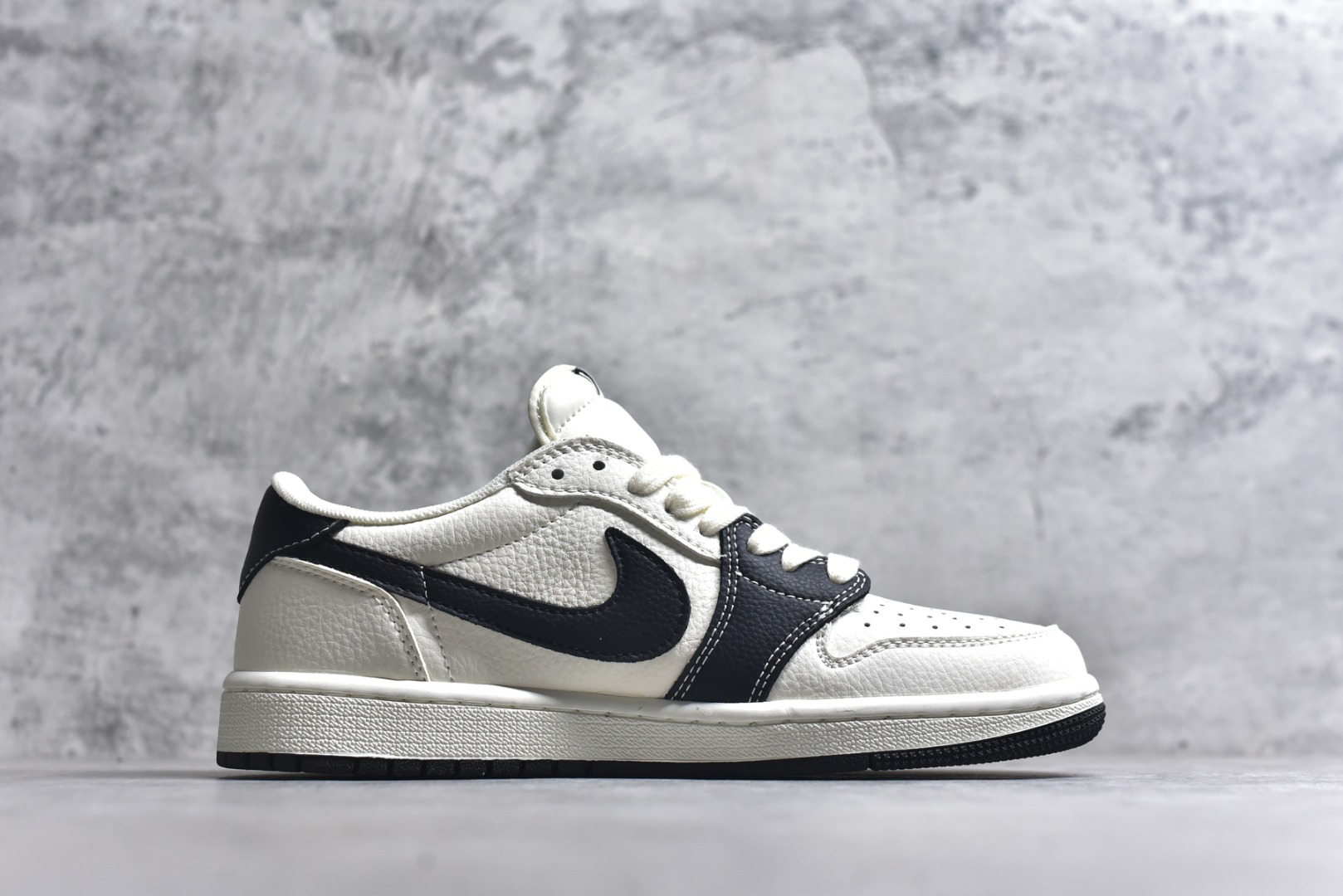 图片[3]-#Travis Scott x Fragment Design x Air Jordan 1 Low OG SP AJ1 乔1 迪士尼 白黑米老鼠 低帮文化休闲板鞋 DZ2688-003 #多方联名合作融合了Travis Scott 独特的音乐风格，藤原浩个性的设计风格以及Jordan品牌的经典元素 使其成为一双具有独特身份和价值的鞋子 清新而立体的外观加上联名标识更突出了其独特身份 这种配色方案显示出活力和时尚感 在视觉上引人注目 鞋身的质感和细腻的细节处理使其显得高端而格调十足 这款“倒钩”联名是设计与创意完美结合 融合多方的个性风格是一款备受瞩目的潮流鞋款 尺码：36 36.5 37.5 38 38.5 39 40 40.5 41 42 42.5 43 44 44.5 45 9.E5-选品中心