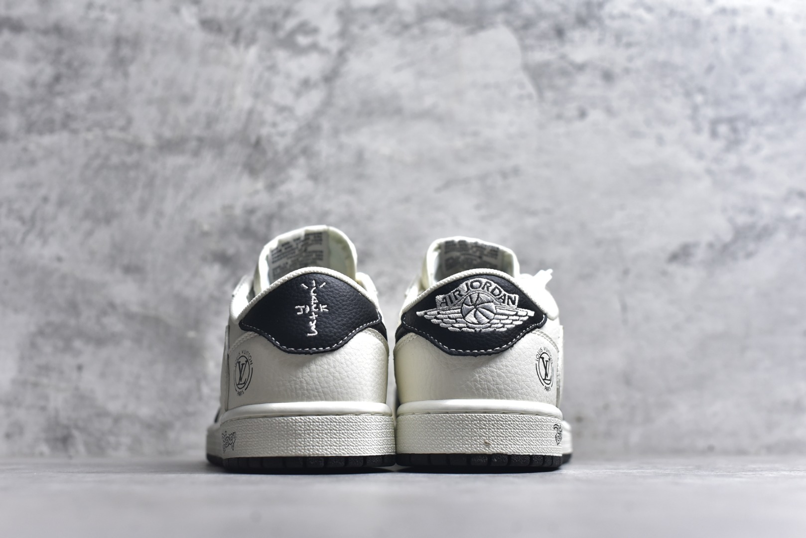图片[5]-#Travis Scott x Fragment Design x Air Jordan 1 Low OG SP AJ1 乔1 迪士尼 白黑米老鼠 低帮文化休闲板鞋 DZ2688-003 #多方联名合作融合了Travis Scott 独特的音乐风格，藤原浩个性的设计风格以及Jordan品牌的经典元素 使其成为一双具有独特身份和价值的鞋子 清新而立体的外观加上联名标识更突出了其独特身份 这种配色方案显示出活力和时尚感 在视觉上引人注目 鞋身的质感和细腻的细节处理使其显得高端而格调十足 这款“倒钩”联名是设计与创意完美结合 融合多方的个性风格是一款备受瞩目的潮流鞋款 尺码：36 36.5 37.5 38 38.5 39 40 40.5 41 42 42.5 43 44 44.5 45 9.E5-选品中心