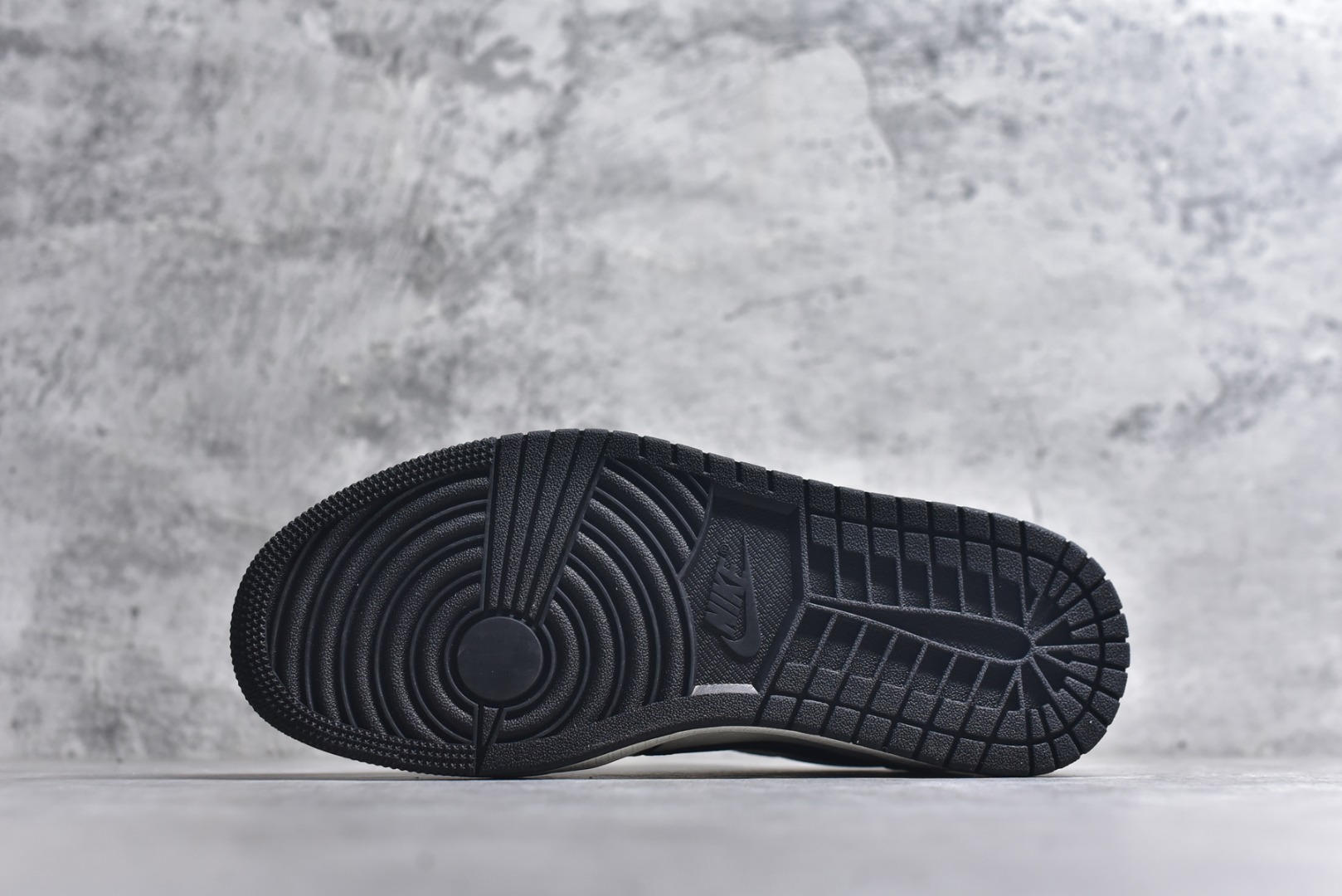 图片[6]-#Travis Scott x Fragment Design x Air Jordan 1 Low OG SP AJ1 乔1 迪士尼 白黑米老鼠 低帮文化休闲板鞋 DZ2688-003 #多方联名合作融合了Travis Scott 独特的音乐风格，藤原浩个性的设计风格以及Jordan品牌的经典元素 使其成为一双具有独特身份和价值的鞋子 清新而立体的外观加上联名标识更突出了其独特身份 这种配色方案显示出活力和时尚感 在视觉上引人注目 鞋身的质感和细腻的细节处理使其显得高端而格调十足 这款“倒钩”联名是设计与创意完美结合 融合多方的个性风格是一款备受瞩目的潮流鞋款 尺码：36 36.5 37.5 38 38.5 39 40 40.5 41 42 42.5 43 44 44.5 45 9.E5-选品中心