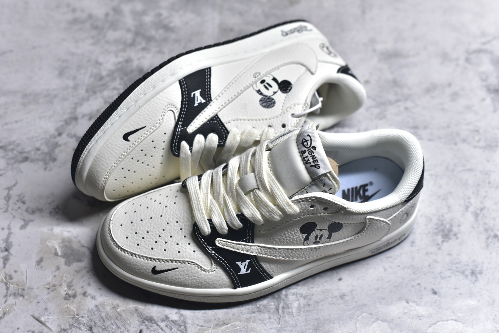 图片[7]-#Travis Scott x Fragment Design x Air Jordan 1 Low OG SP AJ1 乔1 迪士尼 白黑米老鼠 低帮文化休闲板鞋 DZ2688-003 #多方联名合作融合了Travis Scott 独特的音乐风格，藤原浩个性的设计风格以及Jordan品牌的经典元素 使其成为一双具有独特身份和价值的鞋子 清新而立体的外观加上联名标识更突出了其独特身份 这种配色方案显示出活力和时尚感 在视觉上引人注目 鞋身的质感和细腻的细节处理使其显得高端而格调十足 这款“倒钩”联名是设计与创意完美结合 融合多方的个性风格是一款备受瞩目的潮流鞋款 尺码：36 36.5 37.5 38 38.5 39 40 40.5 41 42 42.5 43 44 44.5 45 9.E5-选品中心