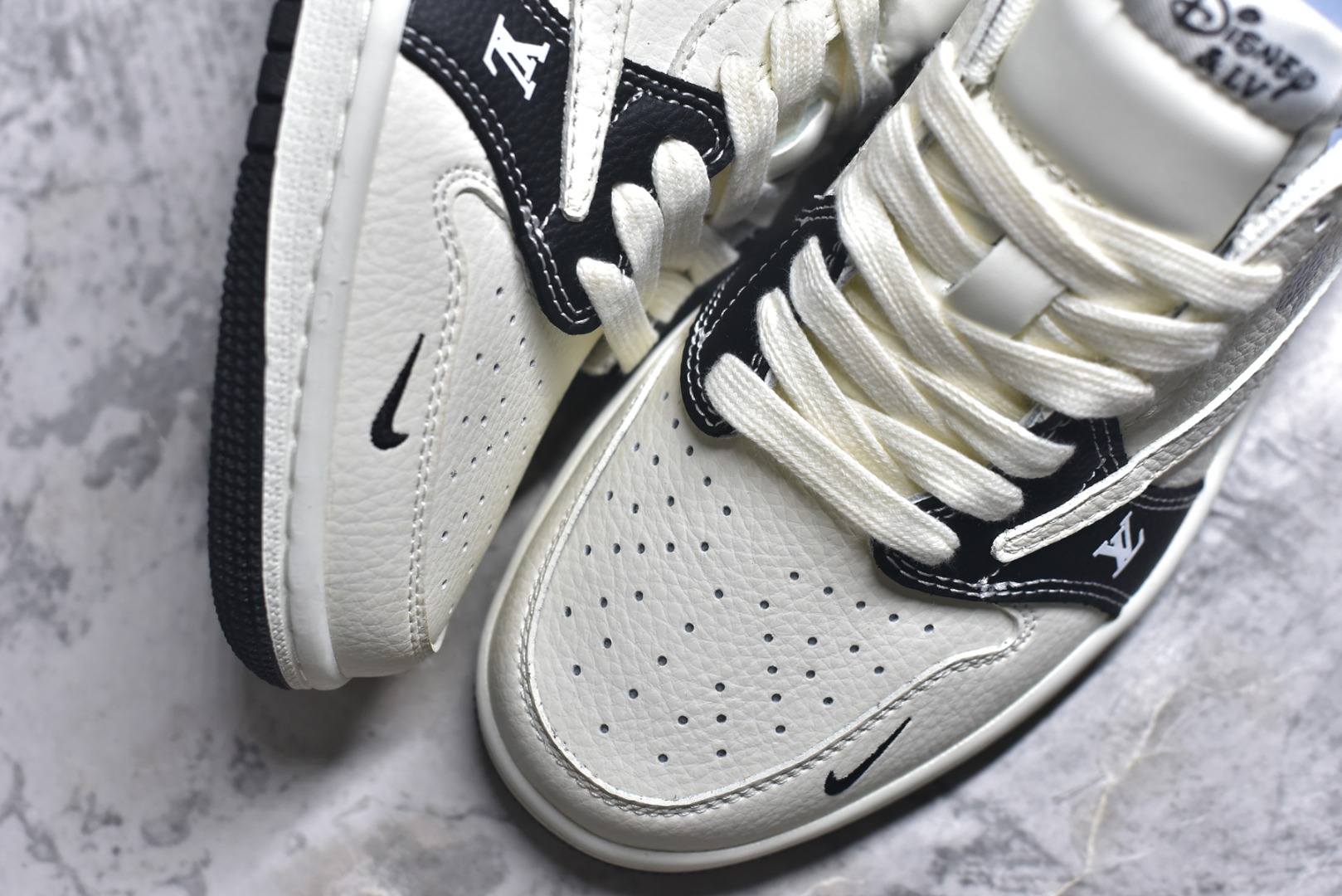 图片[8]-#Travis Scott x Fragment Design x Air Jordan 1 Low OG SP AJ1 乔1 迪士尼 白黑米老鼠 低帮文化休闲板鞋 DZ2688-003 #多方联名合作融合了Travis Scott 独特的音乐风格，藤原浩个性的设计风格以及Jordan品牌的经典元素 使其成为一双具有独特身份和价值的鞋子 清新而立体的外观加上联名标识更突出了其独特身份 这种配色方案显示出活力和时尚感 在视觉上引人注目 鞋身的质感和细腻的细节处理使其显得高端而格调十足 这款“倒钩”联名是设计与创意完美结合 融合多方的个性风格是一款备受瞩目的潮流鞋款 尺码：36 36.5 37.5 38 38.5 39 40 40.5 41 42 42.5 43 44 44.5 45 9.E5-选品中心