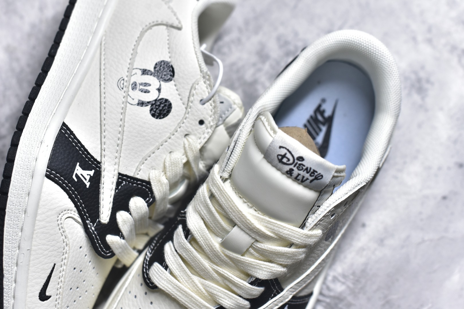 图片[9]-#Travis Scott x Fragment Design x Air Jordan 1 Low OG SP AJ1 乔1 迪士尼 白黑米老鼠 低帮文化休闲板鞋 DZ2688-003 #多方联名合作融合了Travis Scott 独特的音乐风格，藤原浩个性的设计风格以及Jordan品牌的经典元素 使其成为一双具有独特身份和价值的鞋子 清新而立体的外观加上联名标识更突出了其独特身份 这种配色方案显示出活力和时尚感 在视觉上引人注目 鞋身的质感和细腻的细节处理使其显得高端而格调十足 这款“倒钩”联名是设计与创意完美结合 融合多方的个性风格是一款备受瞩目的潮流鞋款 尺码：36 36.5 37.5 38 38.5 39 40 40.5 41 42 42.5 43 44 44.5 45 9.E5-选品中心