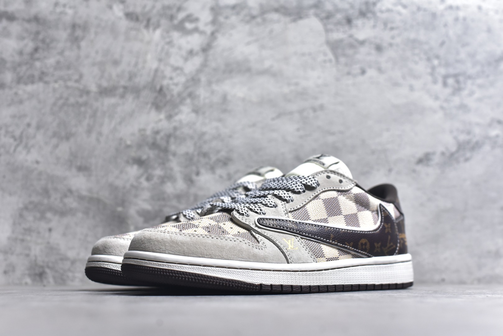 图片[2]-#海外爆款限量发售！Travis Scott x Fragment Design x Jordan Air Jordan 1 Low OG SP “LV联名——方格米棕” 多方联名合作融合了Travi翻毛蓝勾s Scott 独特的音乐风格，藤原浩个性的设计风格以及Jordan品牌的经典元素 使其成为一双具有独特身份和价值的鞋子 清新而立体的外观加上联名标识更突出了其独特身份 这种配色方案显示出活力和时尚感 在视觉上引人注目 鞋身的质感和细腻的细节处理使其显得高端而格调十足 这款“倒钩”联名是设计与创意完美结合 融合多方的个性风格是一款备受瞩目的潮流鞋款 低帮休闲板鞋 定制鞋盒 大厂纯原品质出货 超高清洁度 皮料切割干净无任何毛边 细节完美 货号：DZ5899-038 尺码：36 36.5 37.5 38 38.5 39 40 40.5 41 42 42.5 43 44 44.5 45-选品中心