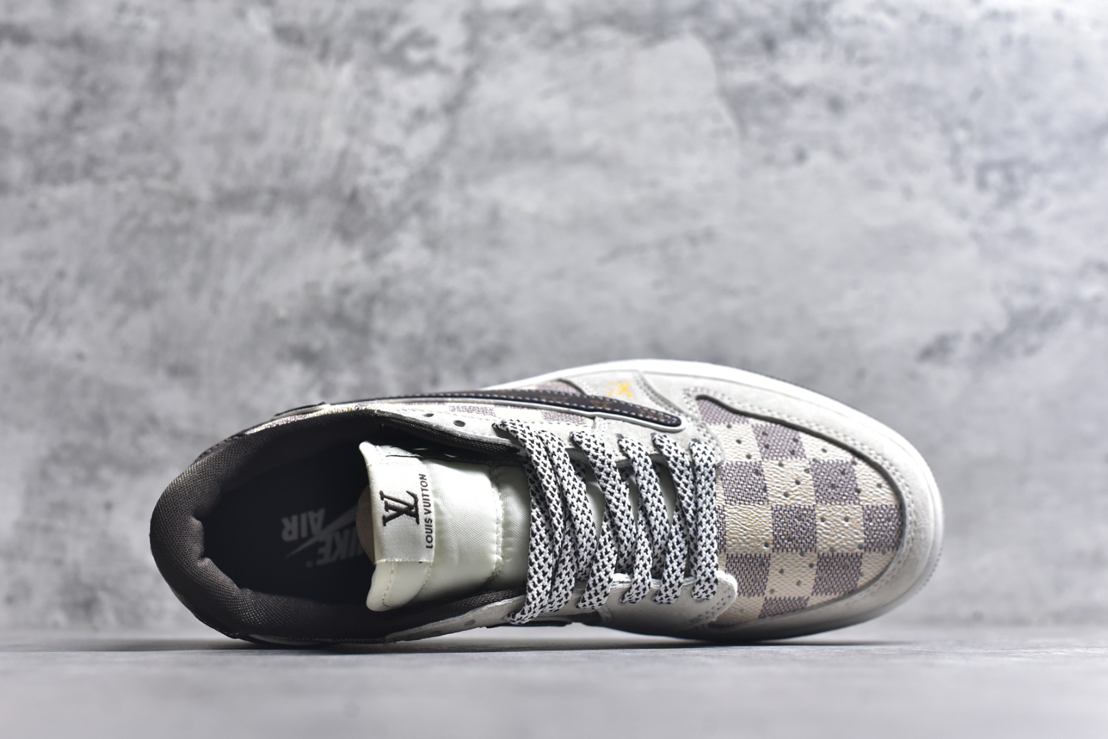 图片[4]-#海外爆款限量发售！Travis Scott x Fragment Design x Jordan Air Jordan 1 Low OG SP “LV联名——方格米棕” 多方联名合作融合了Travi翻毛蓝勾s Scott 独特的音乐风格，藤原浩个性的设计风格以及Jordan品牌的经典元素 使其成为一双具有独特身份和价值的鞋子 清新而立体的外观加上联名标识更突出了其独特身份 这种配色方案显示出活力和时尚感 在视觉上引人注目 鞋身的质感和细腻的细节处理使其显得高端而格调十足 这款“倒钩”联名是设计与创意完美结合 融合多方的个性风格是一款备受瞩目的潮流鞋款 低帮休闲板鞋 定制鞋盒 大厂纯原品质出货 超高清洁度 皮料切割干净无任何毛边 细节完美 货号：DZ5899-038 尺码：36 36.5 37.5 38 38.5 39 40 40.5 41 42 42.5 43 44 44.5 45-选品中心