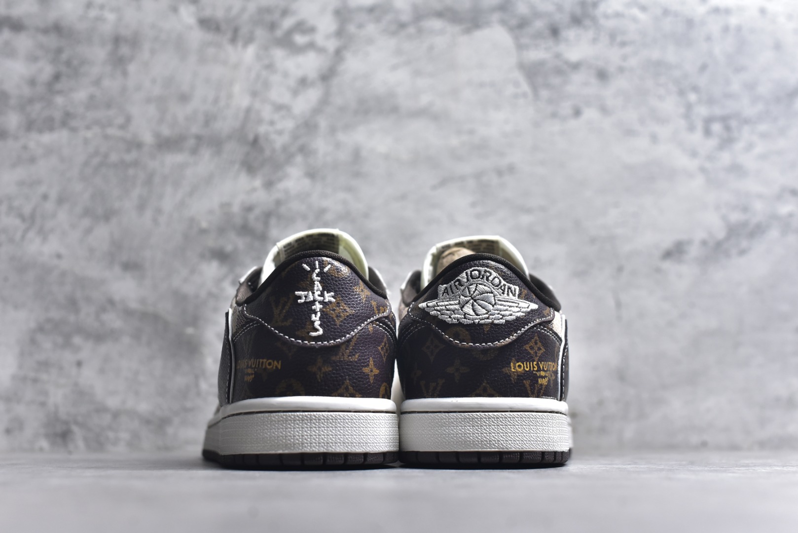 图片[5]-#海外爆款限量发售！Travis Scott x Fragment Design x Jordan Air Jordan 1 Low OG SP “LV联名——方格米棕” 多方联名合作融合了Travi翻毛蓝勾s Scott 独特的音乐风格，藤原浩个性的设计风格以及Jordan品牌的经典元素 使其成为一双具有独特身份和价值的鞋子 清新而立体的外观加上联名标识更突出了其独特身份 这种配色方案显示出活力和时尚感 在视觉上引人注目 鞋身的质感和细腻的细节处理使其显得高端而格调十足 这款“倒钩”联名是设计与创意完美结合 融合多方的个性风格是一款备受瞩目的潮流鞋款 低帮休闲板鞋 定制鞋盒 大厂纯原品质出货 超高清洁度 皮料切割干净无任何毛边 细节完美 货号：DZ5899-038 尺码：36 36.5 37.5 38 38.5 39 40 40.5 41 42 42.5 43 44 44.5 45-选品中心