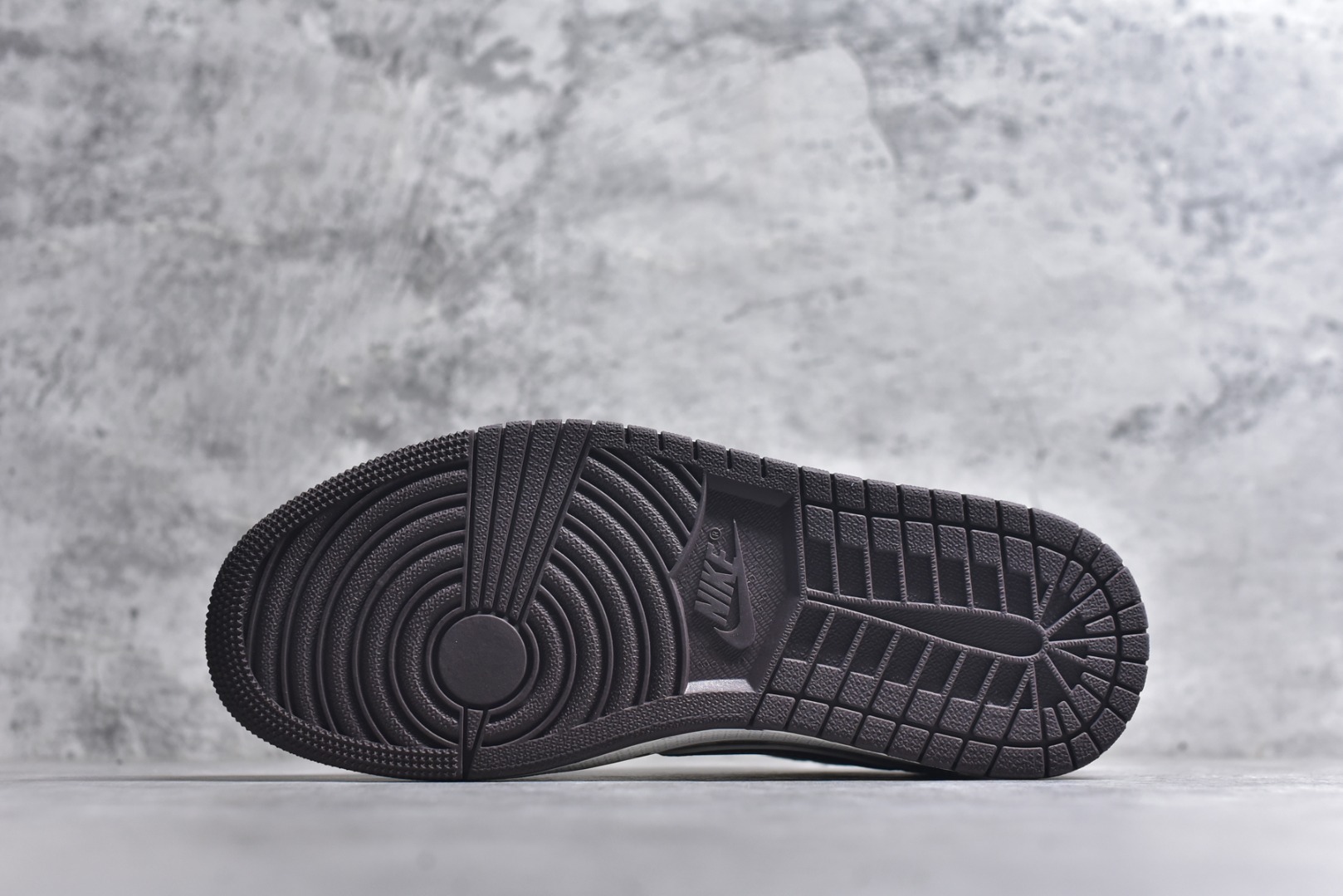 图片[6]-#海外爆款限量发售！Travis Scott x Fragment Design x Jordan Air Jordan 1 Low OG SP “LV联名——方格米棕” 多方联名合作融合了Travi翻毛蓝勾s Scott 独特的音乐风格，藤原浩个性的设计风格以及Jordan品牌的经典元素 使其成为一双具有独特身份和价值的鞋子 清新而立体的外观加上联名标识更突出了其独特身份 这种配色方案显示出活力和时尚感 在视觉上引人注目 鞋身的质感和细腻的细节处理使其显得高端而格调十足 这款“倒钩”联名是设计与创意完美结合 融合多方的个性风格是一款备受瞩目的潮流鞋款 低帮休闲板鞋 定制鞋盒 大厂纯原品质出货 超高清洁度 皮料切割干净无任何毛边 细节完美 货号：DZ5899-038 尺码：36 36.5 37.5 38 38.5 39 40 40.5 41 42 42.5 43 44 44.5 45-选品中心