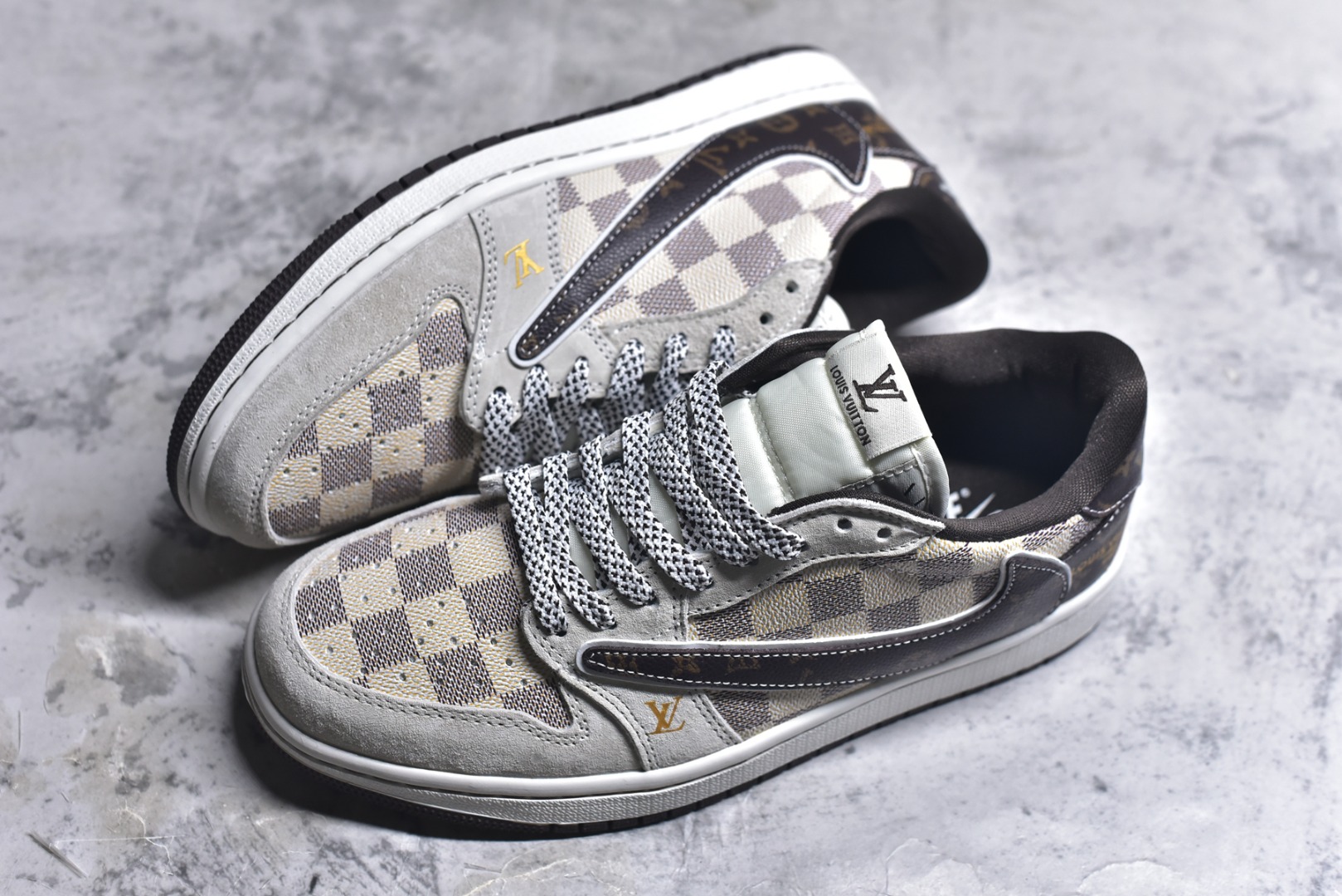 图片[7]-#海外爆款限量发售！Travis Scott x Fragment Design x Jordan Air Jordan 1 Low OG SP “LV联名——方格米棕” 多方联名合作融合了Travi翻毛蓝勾s Scott 独特的音乐风格，藤原浩个性的设计风格以及Jordan品牌的经典元素 使其成为一双具有独特身份和价值的鞋子 清新而立体的外观加上联名标识更突出了其独特身份 这种配色方案显示出活力和时尚感 在视觉上引人注目 鞋身的质感和细腻的细节处理使其显得高端而格调十足 这款“倒钩”联名是设计与创意完美结合 融合多方的个性风格是一款备受瞩目的潮流鞋款 低帮休闲板鞋 定制鞋盒 大厂纯原品质出货 超高清洁度 皮料切割干净无任何毛边 细节完美 货号：DZ5899-038 尺码：36 36.5 37.5 38 38.5 39 40 40.5 41 42 42.5 43 44 44.5 45-选品中心